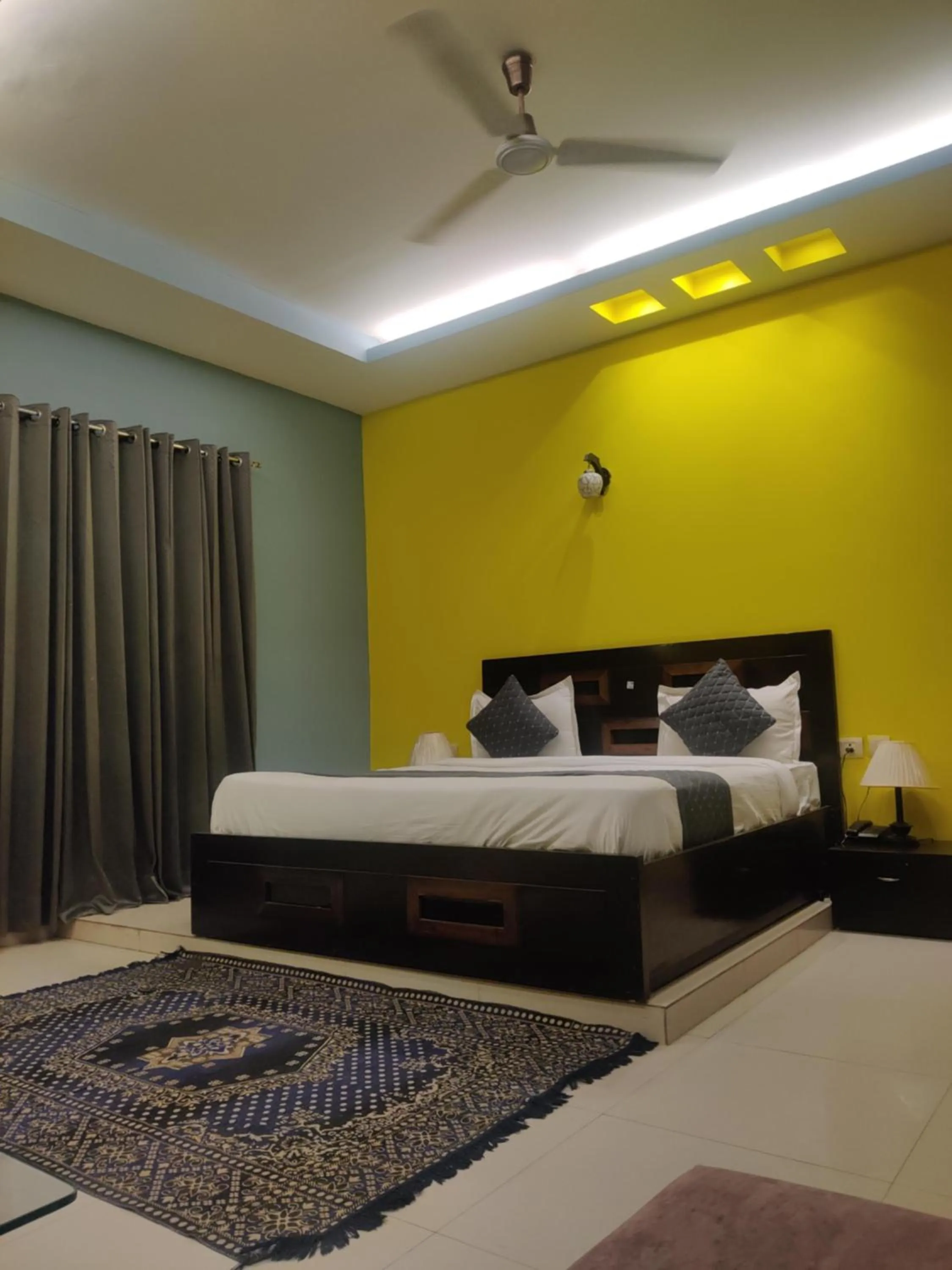 Bedroom, Bed in Hotel Delhi Airport Plaza IGI Airport , Free Airport Pickup