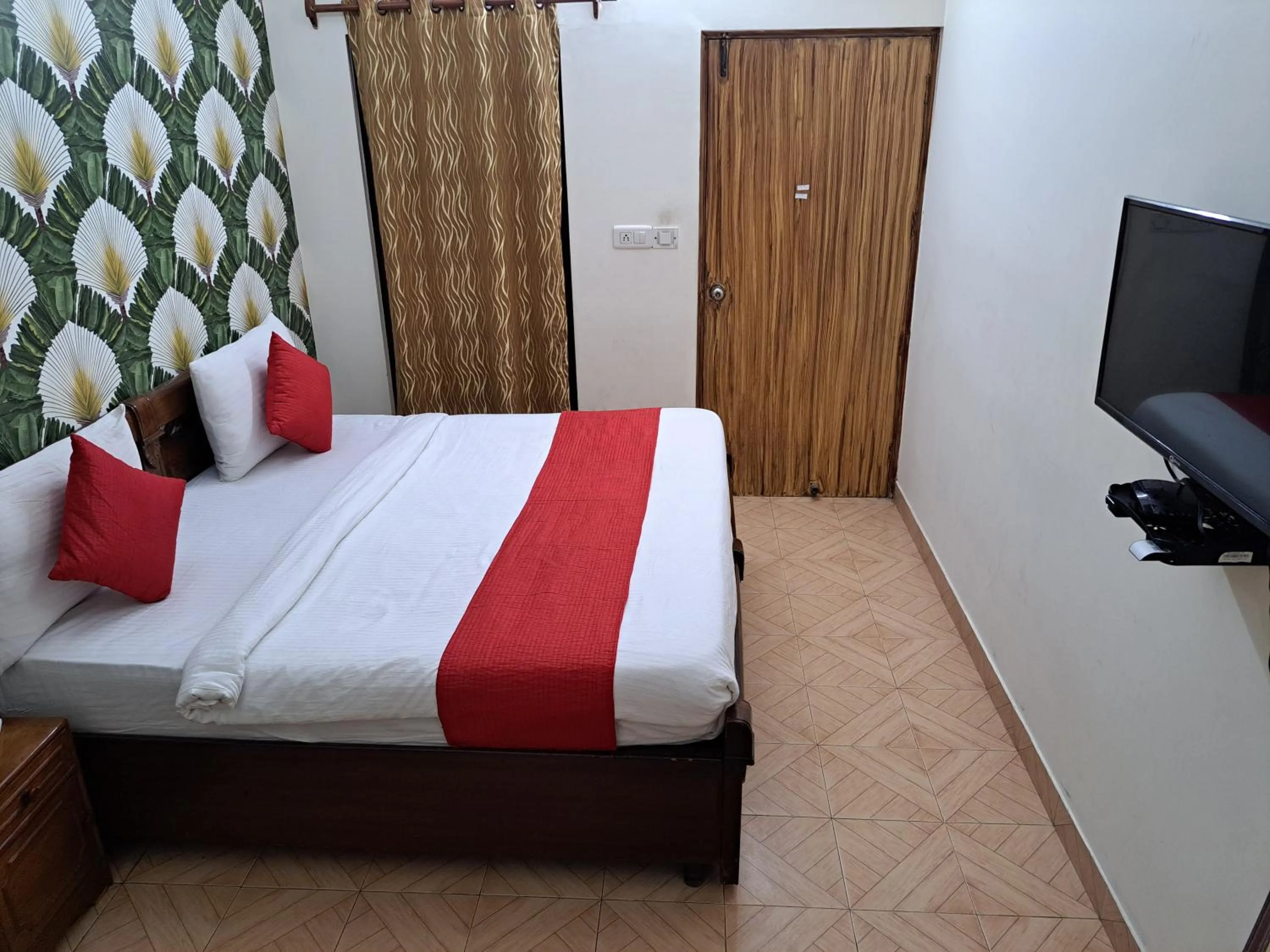 Bed in Hotel Delhi Airport Plaza IGI Airport , Free Airport Pickup