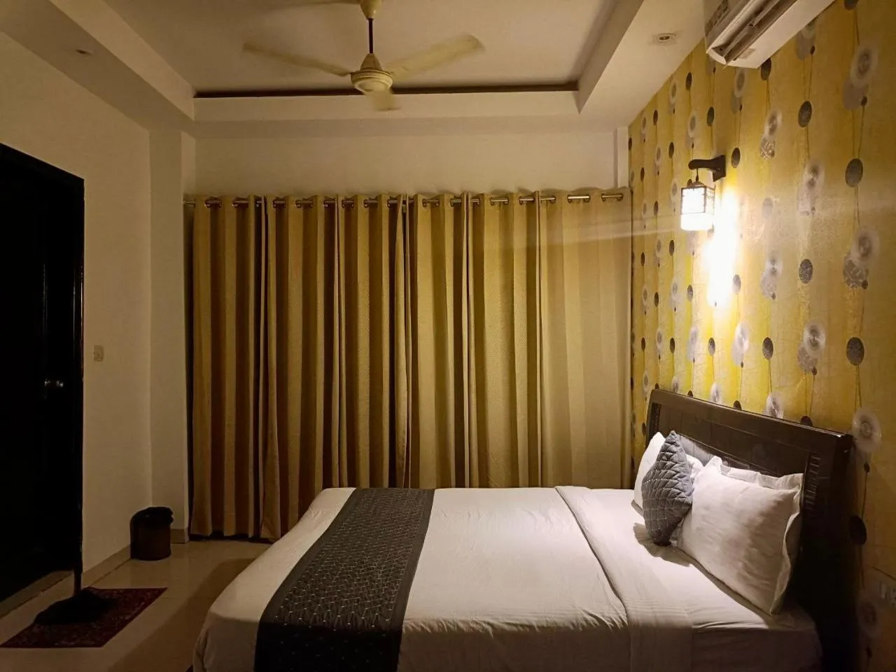 Bed in Hotel Delhi Airport Plaza IGI Airport , Free Airport Pickup