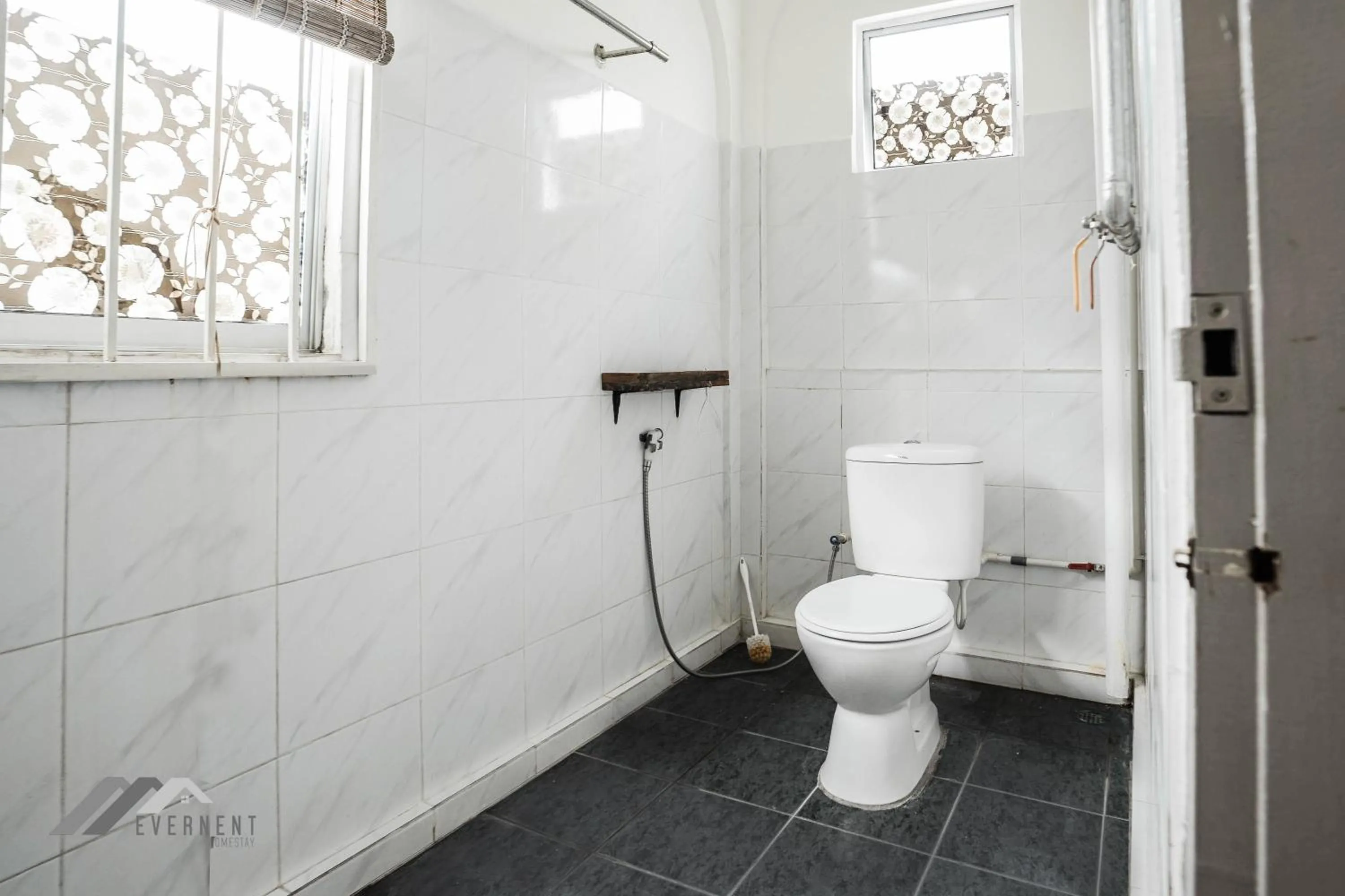 Bathroom in Permaisuri Homestay by Evernent