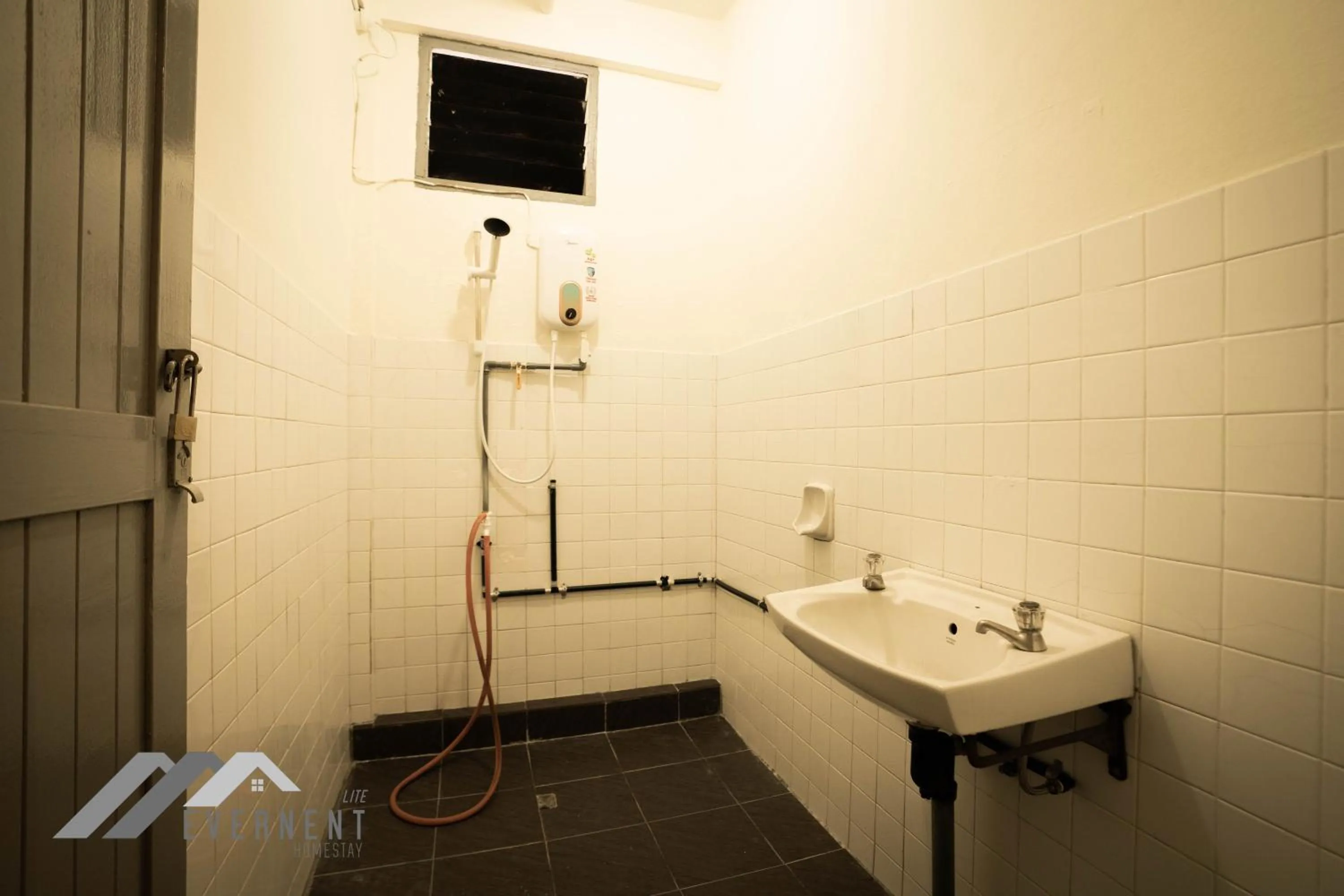 Bathroom in Permaisuri Homestay by Evernent