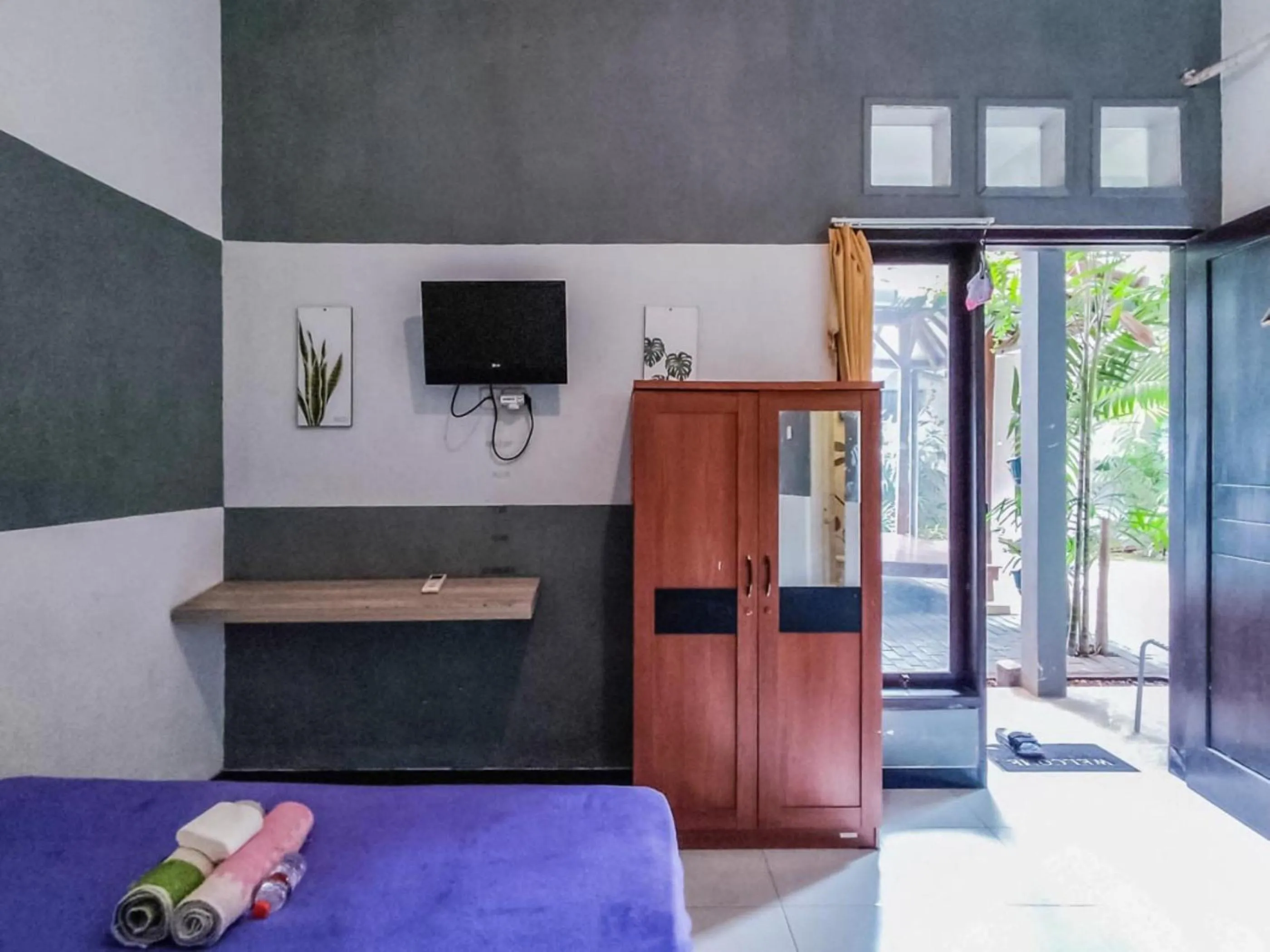 wardrobe, Bed in Kartini Guest House near Alun Alun Probolinggo