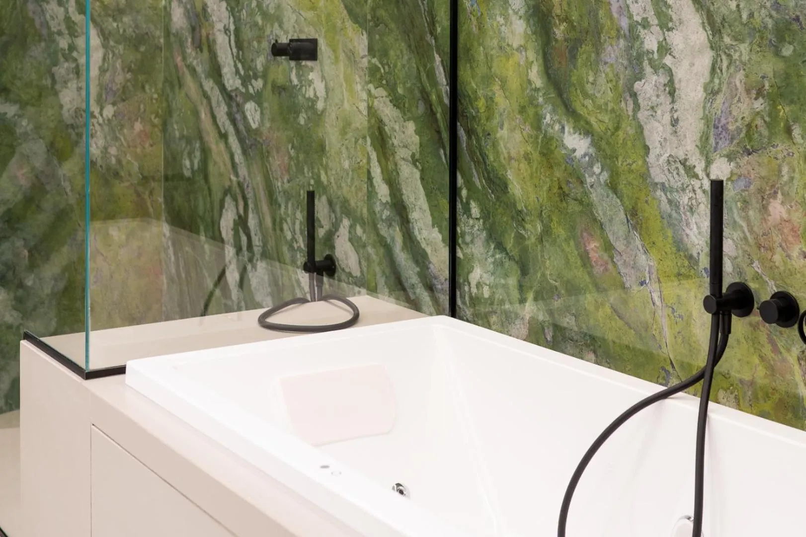 Hot Tub in Hotel Villa Luisa