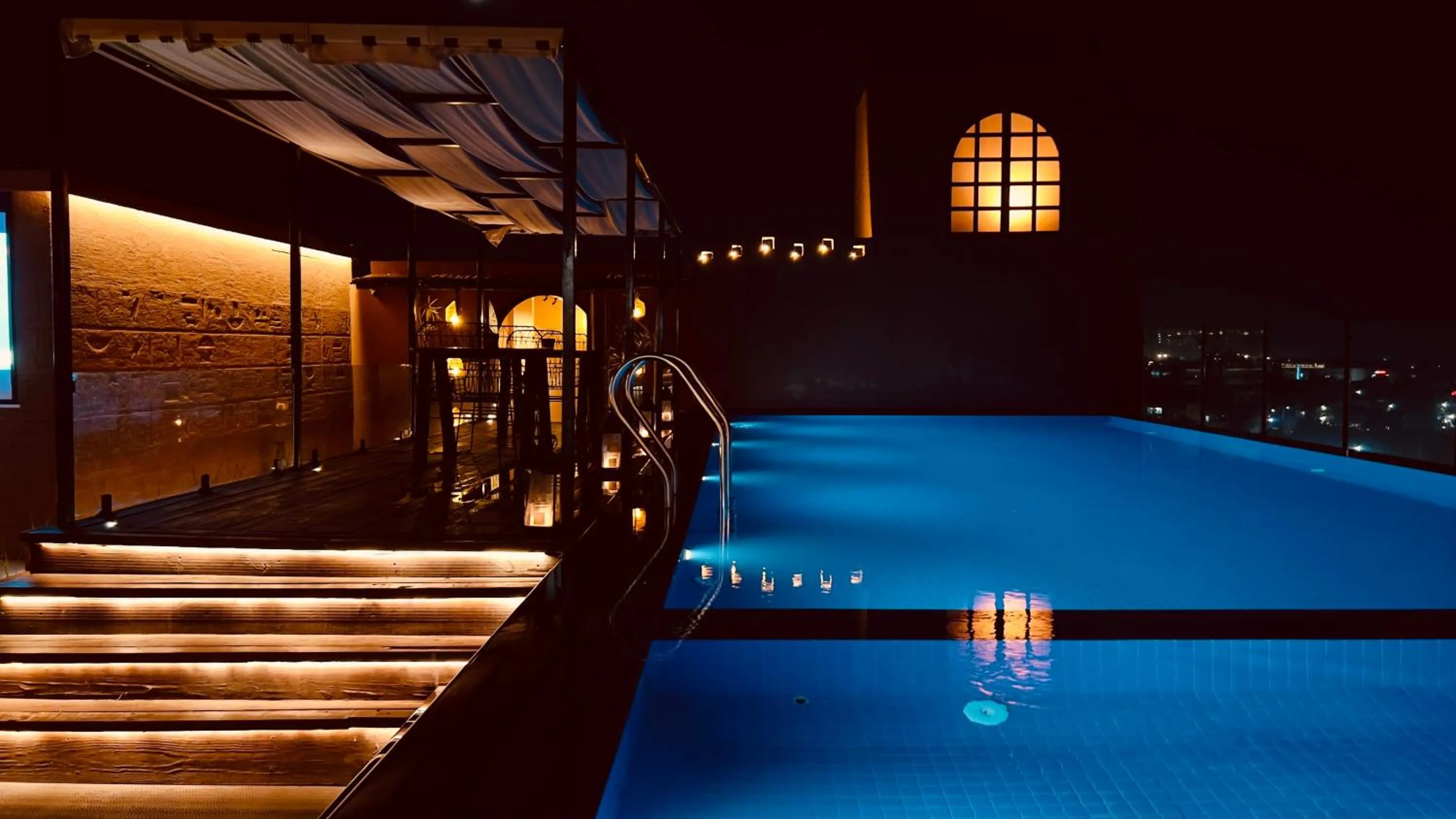 Swimming pool in Historia Royal