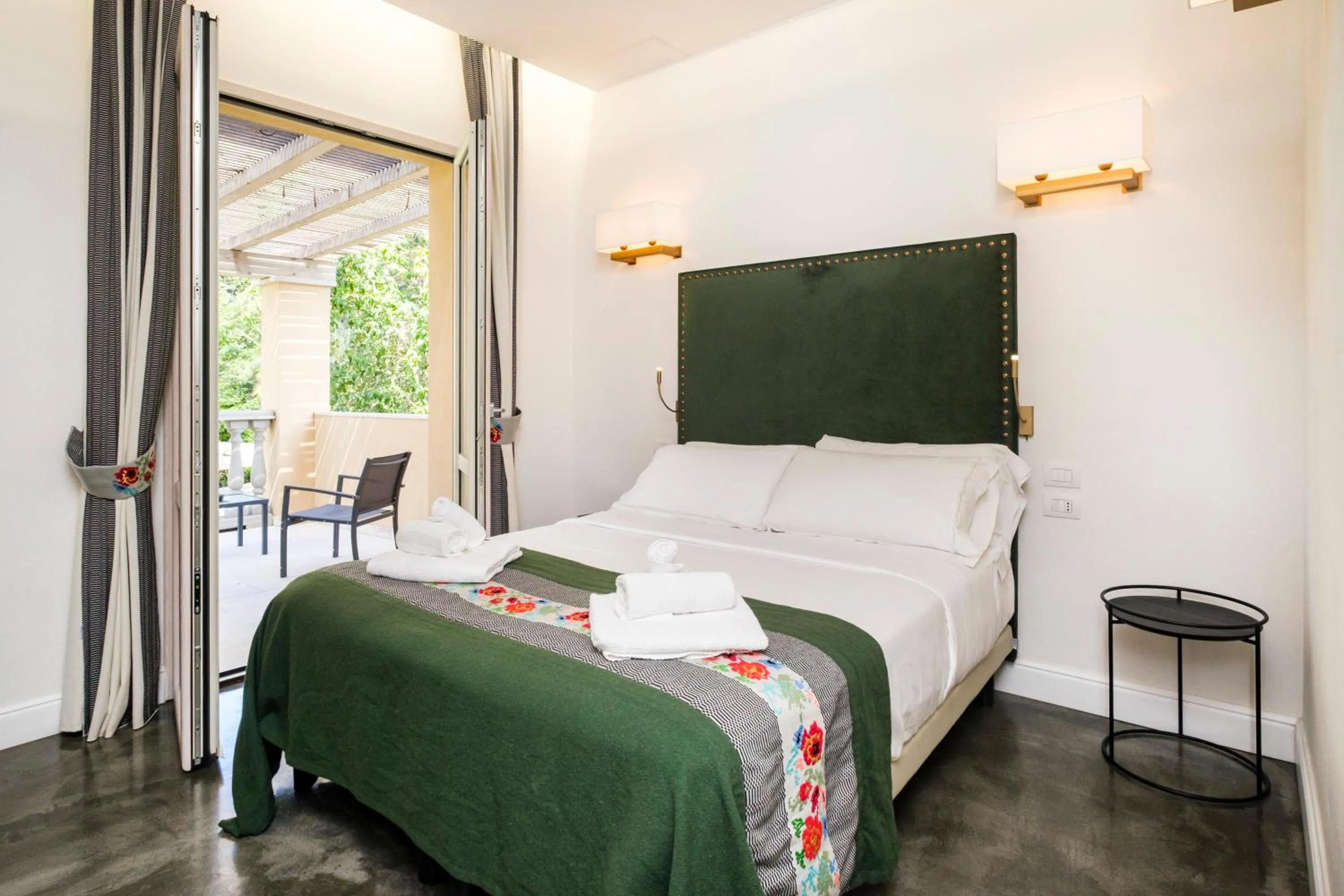 Bed in Kemani Villa Sara - Boutique Guest House