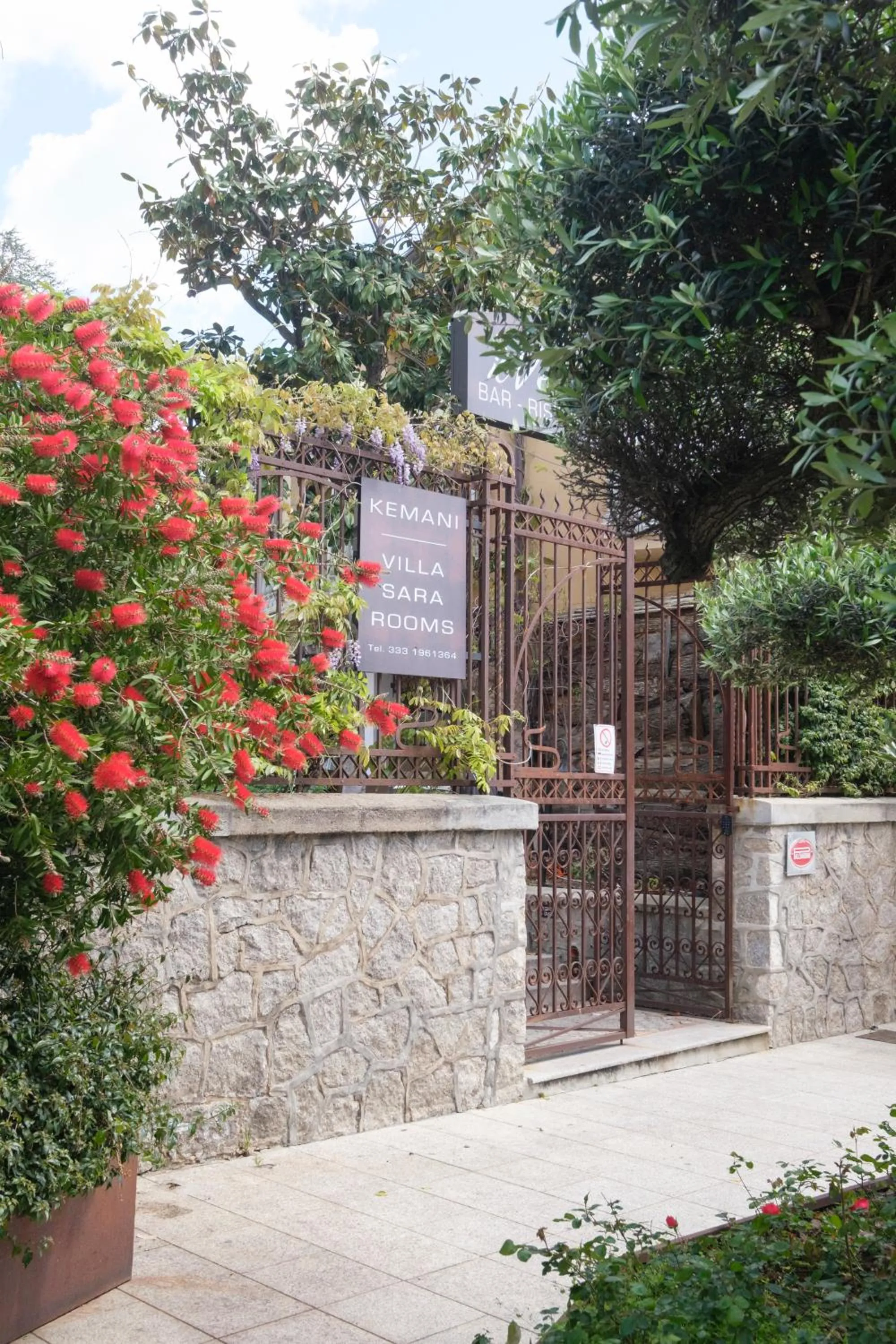 Facade/entrance in Kemani Villa Sara - Boutique Guest House