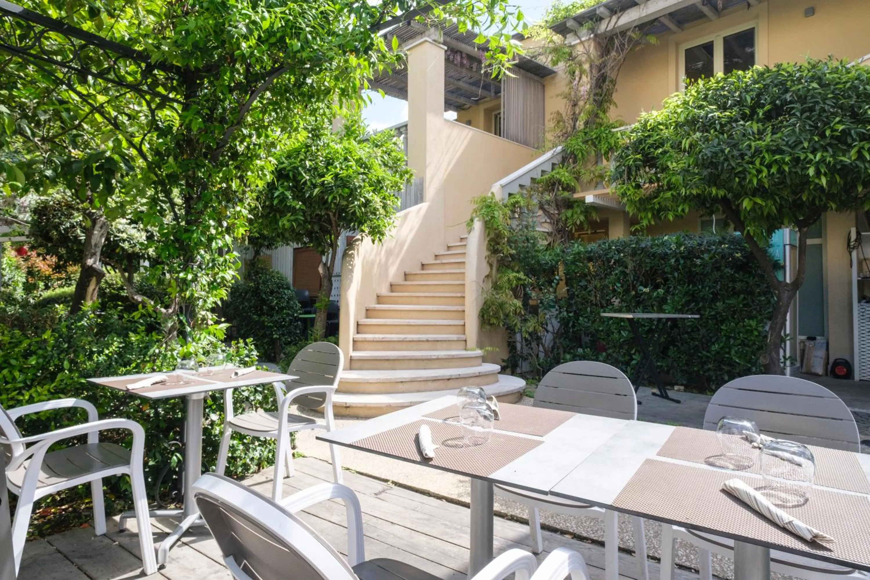 Restaurant/places to eat in Kemani Villa Sara - Boutique Guest House