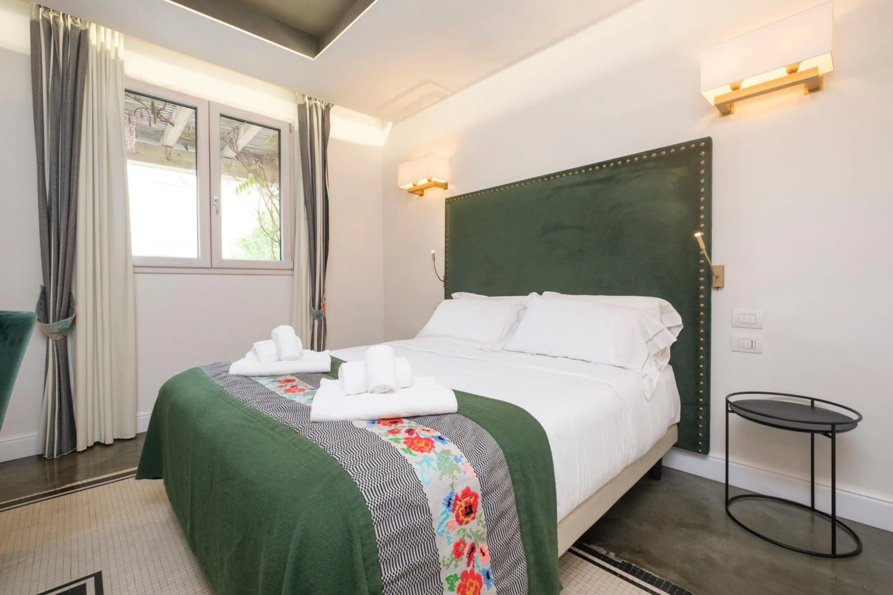 Bed in Kemani Villa Sara - Boutique Guest House