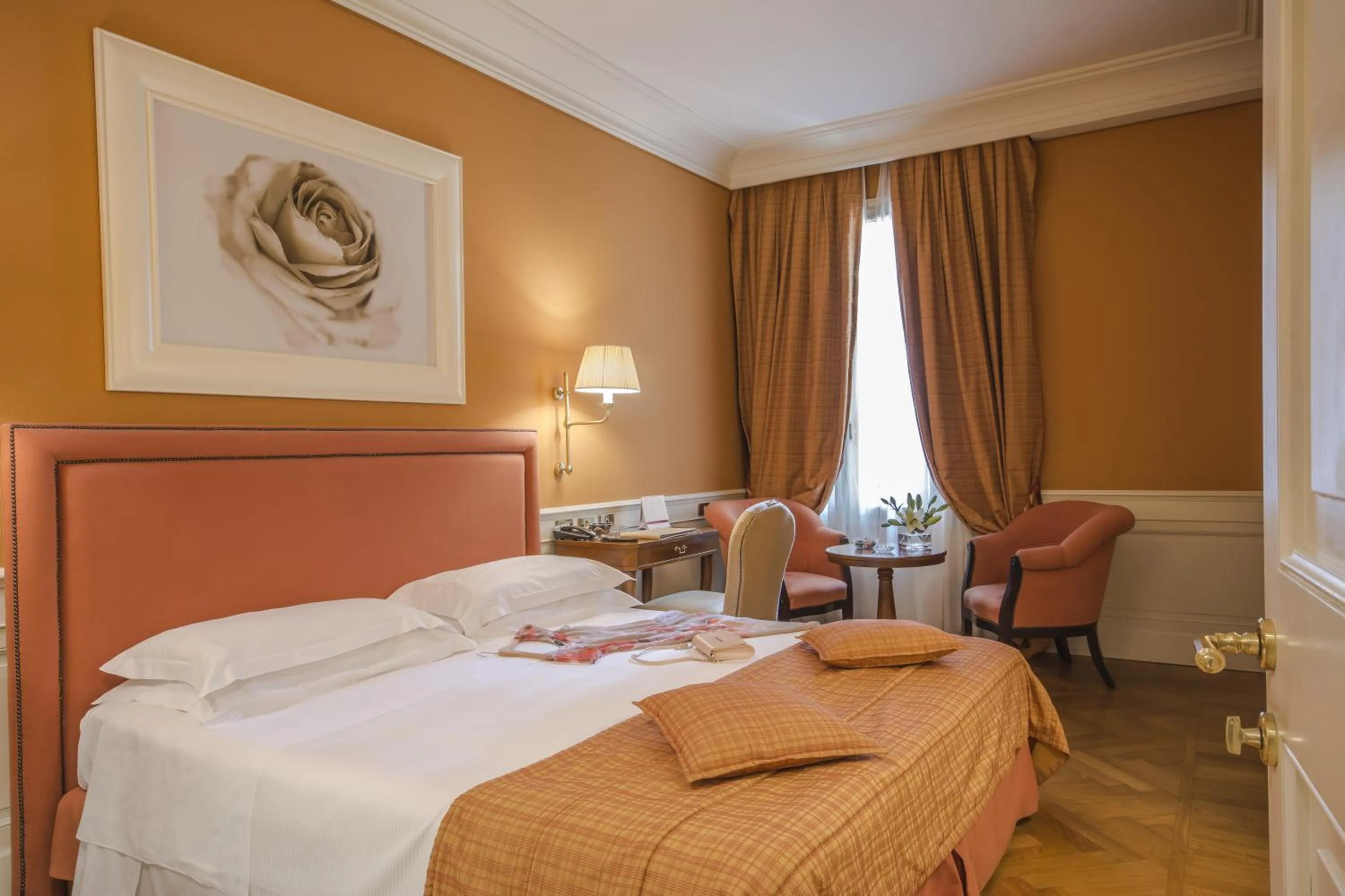 Photo of the whole room, Bed in Hotel Corona d'Oro 1890