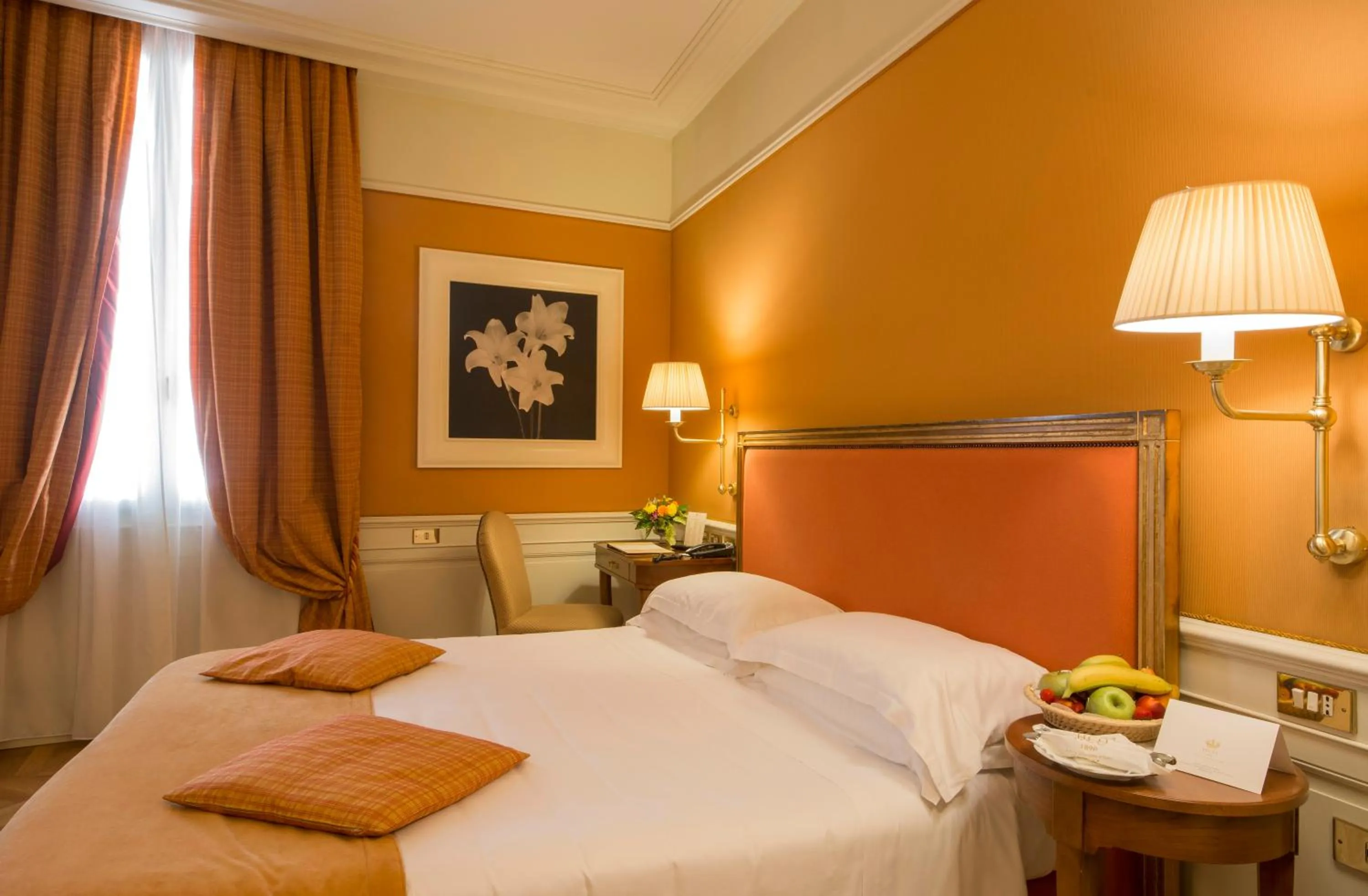 Bedroom, Bed in Hotel Corona d'Oro 1890