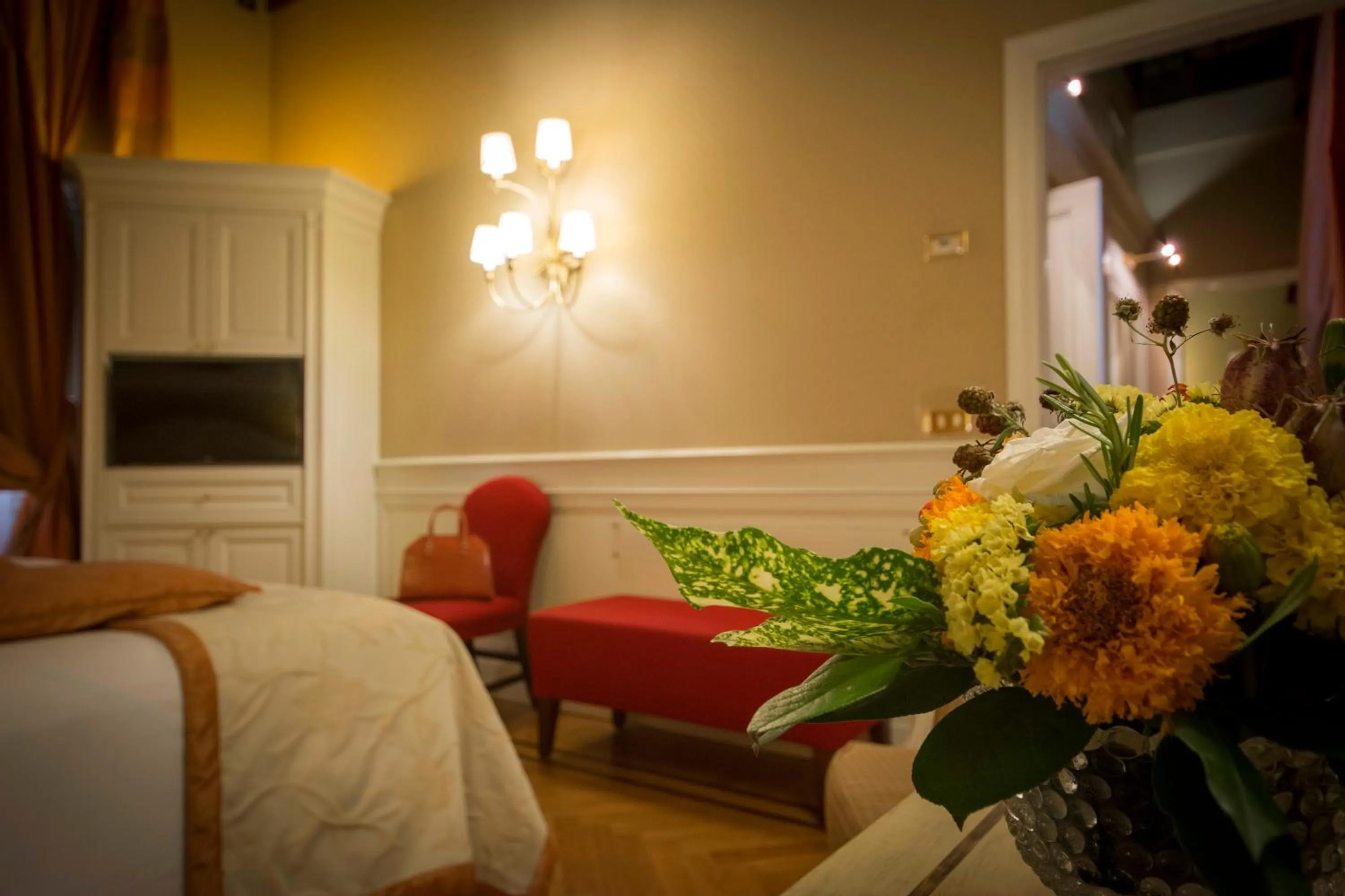 Bedroom, Bed in Hotel Corona d'Oro 1890