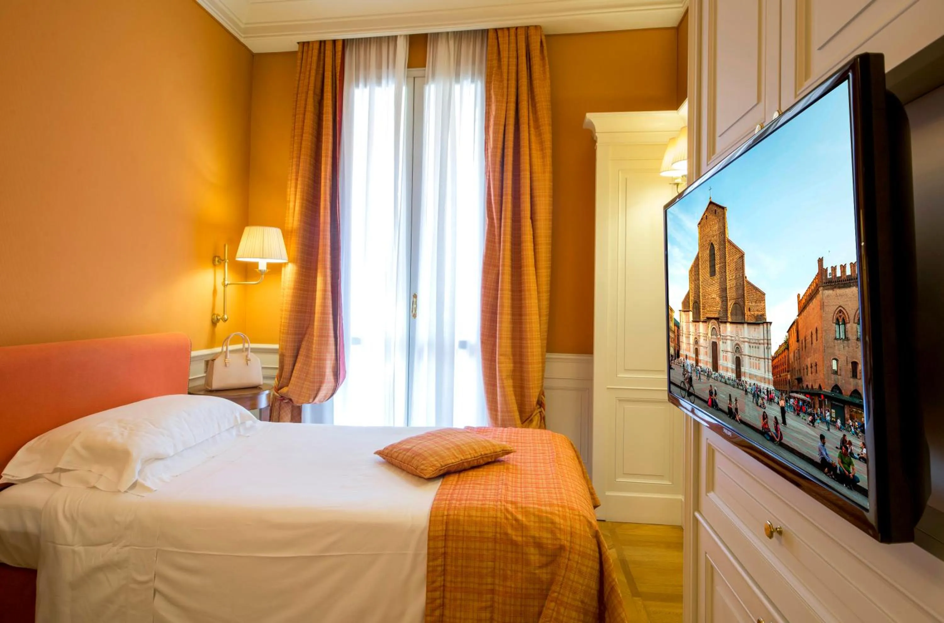 Bedroom, Bed in Hotel Corona d'Oro 1890