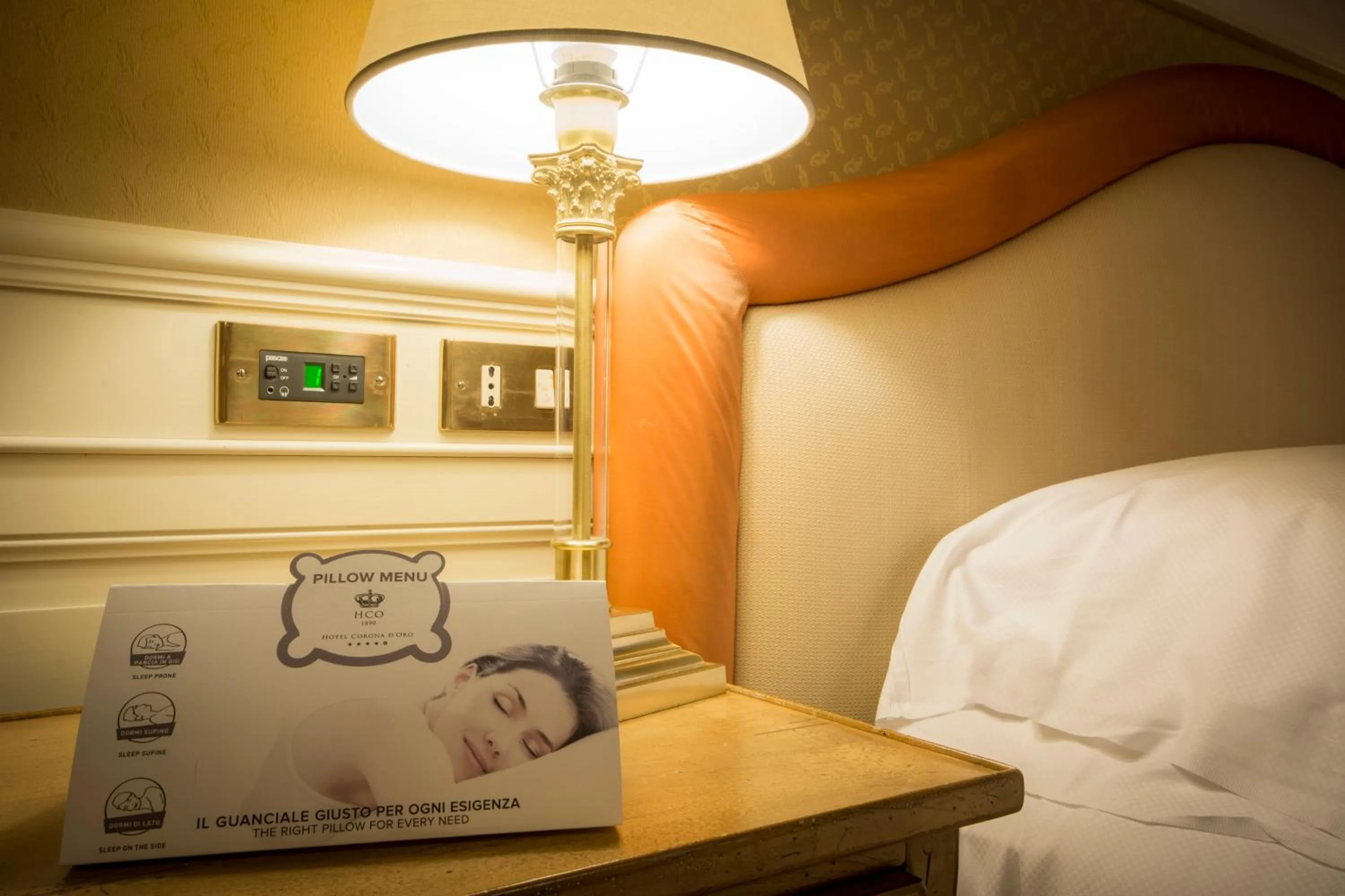 Bedroom, Bed in Hotel Corona d'Oro 1890