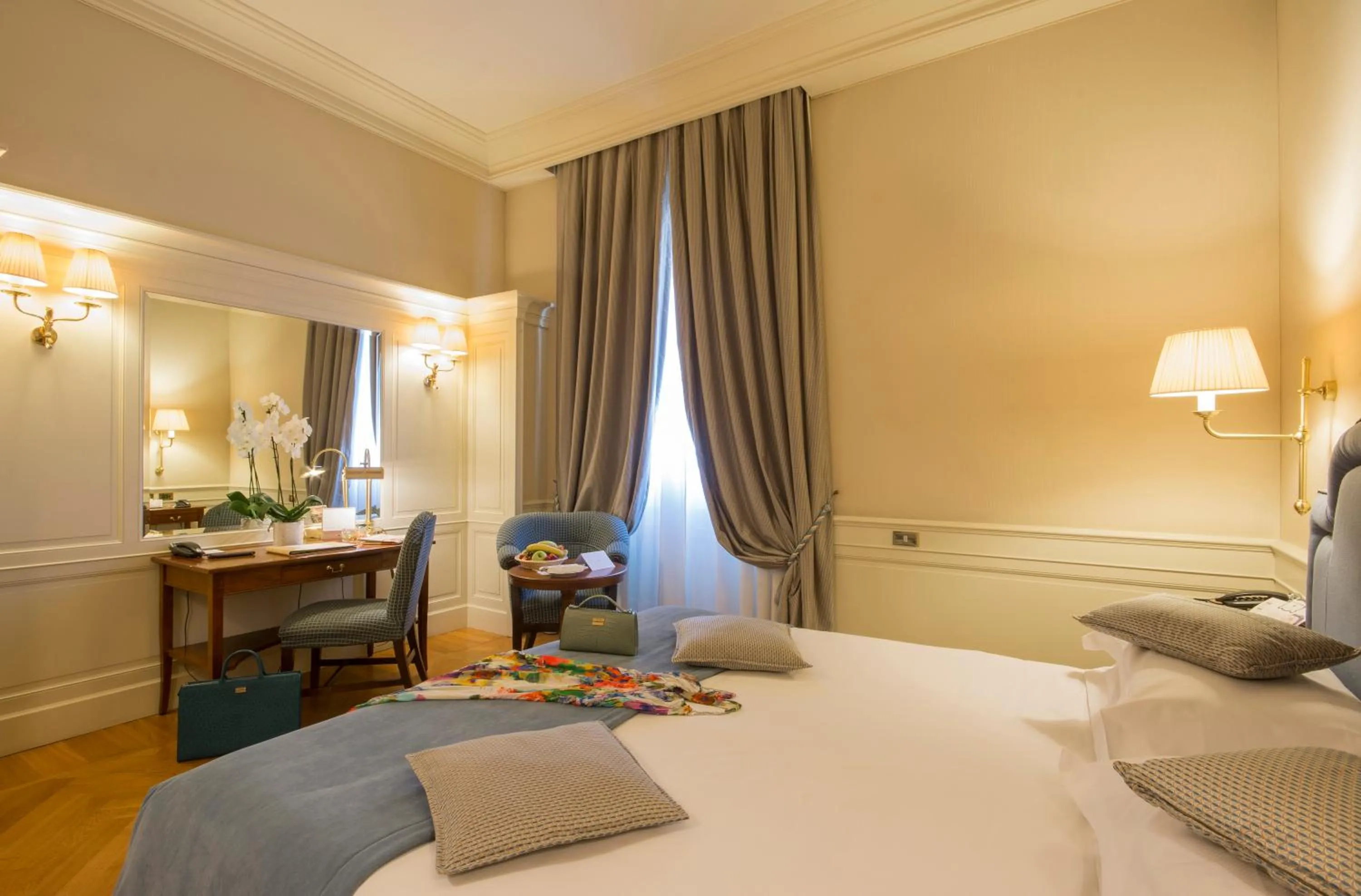 Bedroom, Bed in Hotel Corona d'Oro 1890