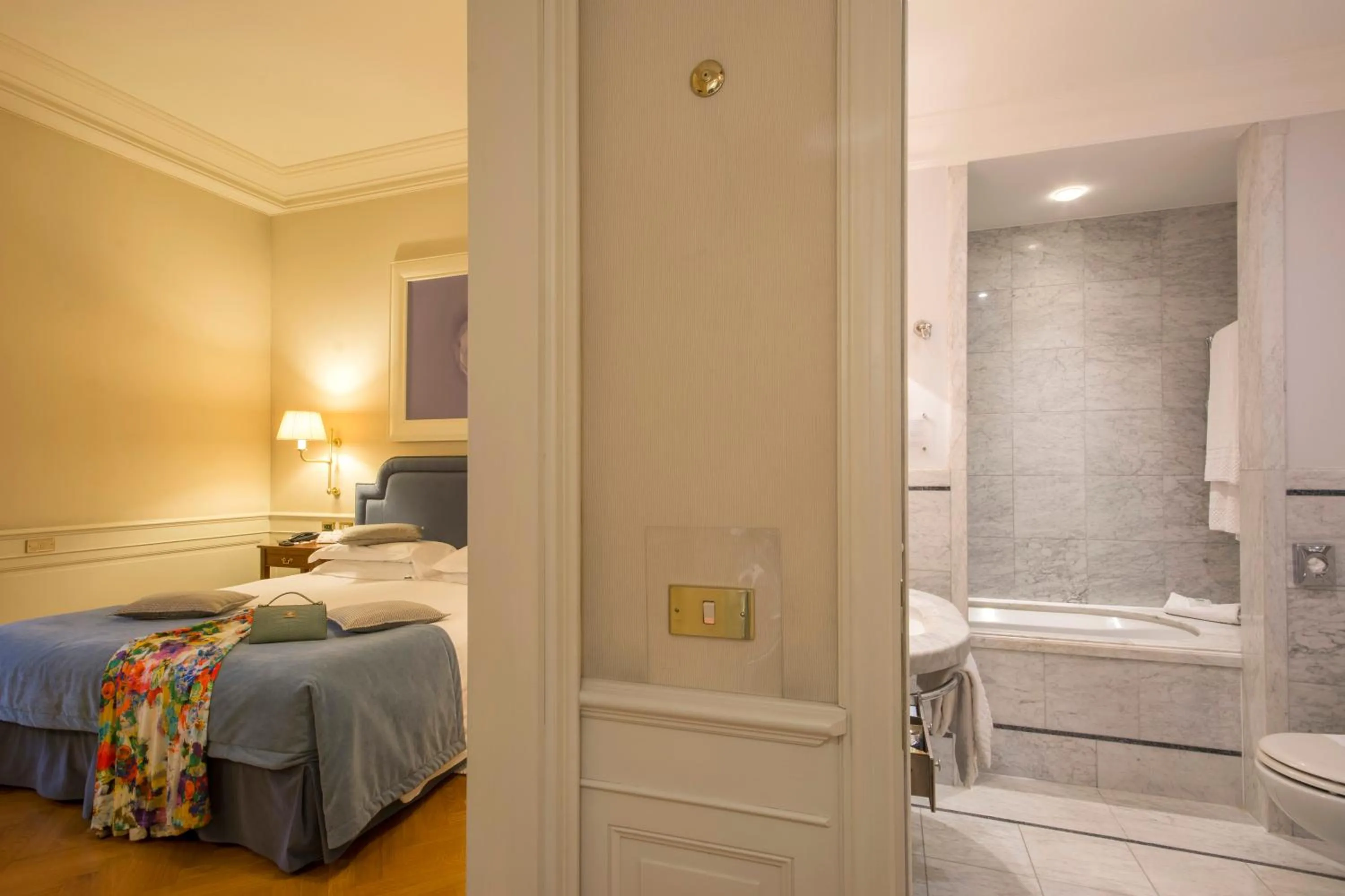 Bathroom, Bed in Hotel Corona d'Oro 1890