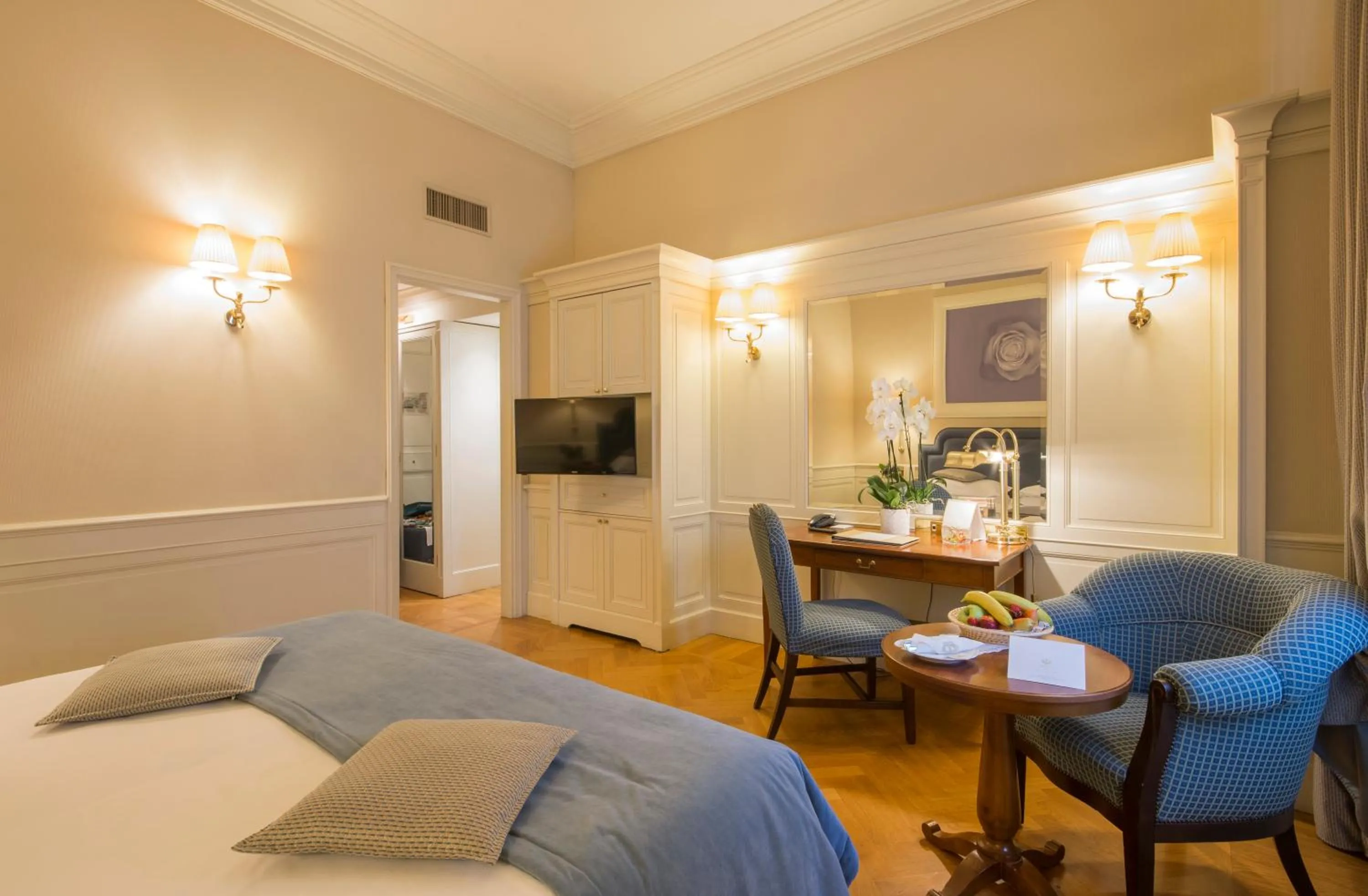 Bedroom, Bed in Hotel Corona d'Oro 1890