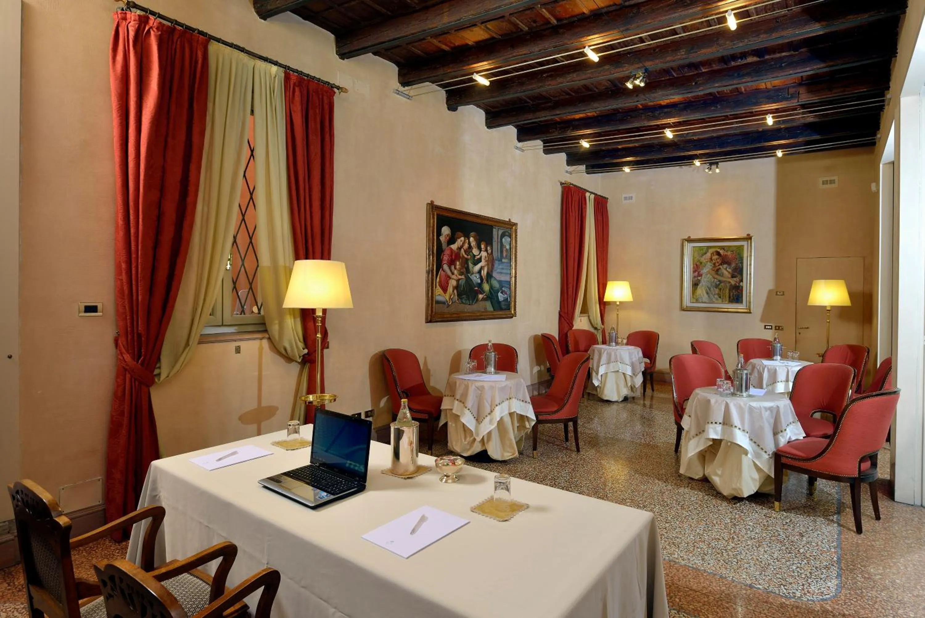Business facilities in Hotel Corona d'Oro 1890