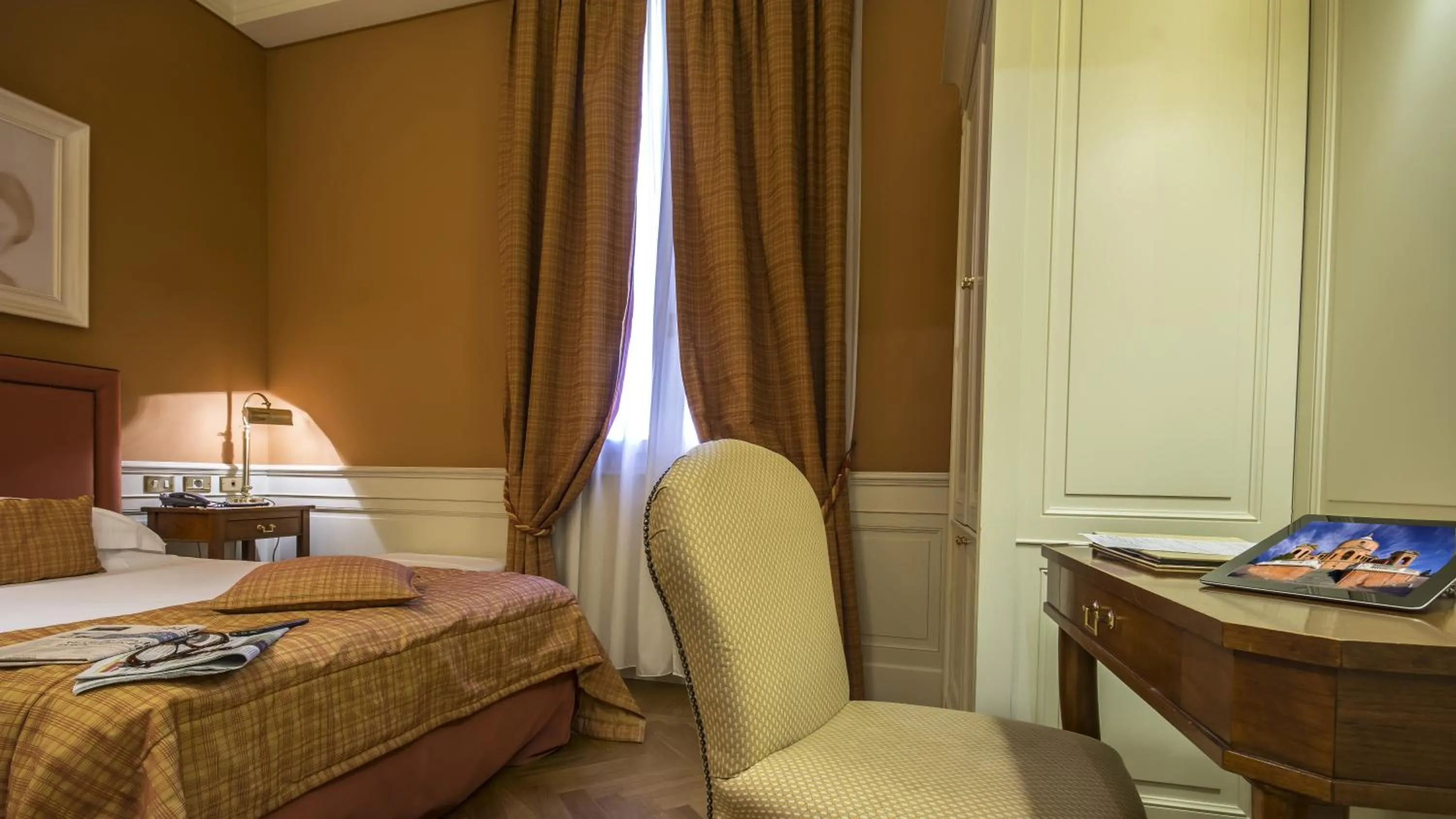 Bedroom, Bed in Hotel Corona d'Oro 1890