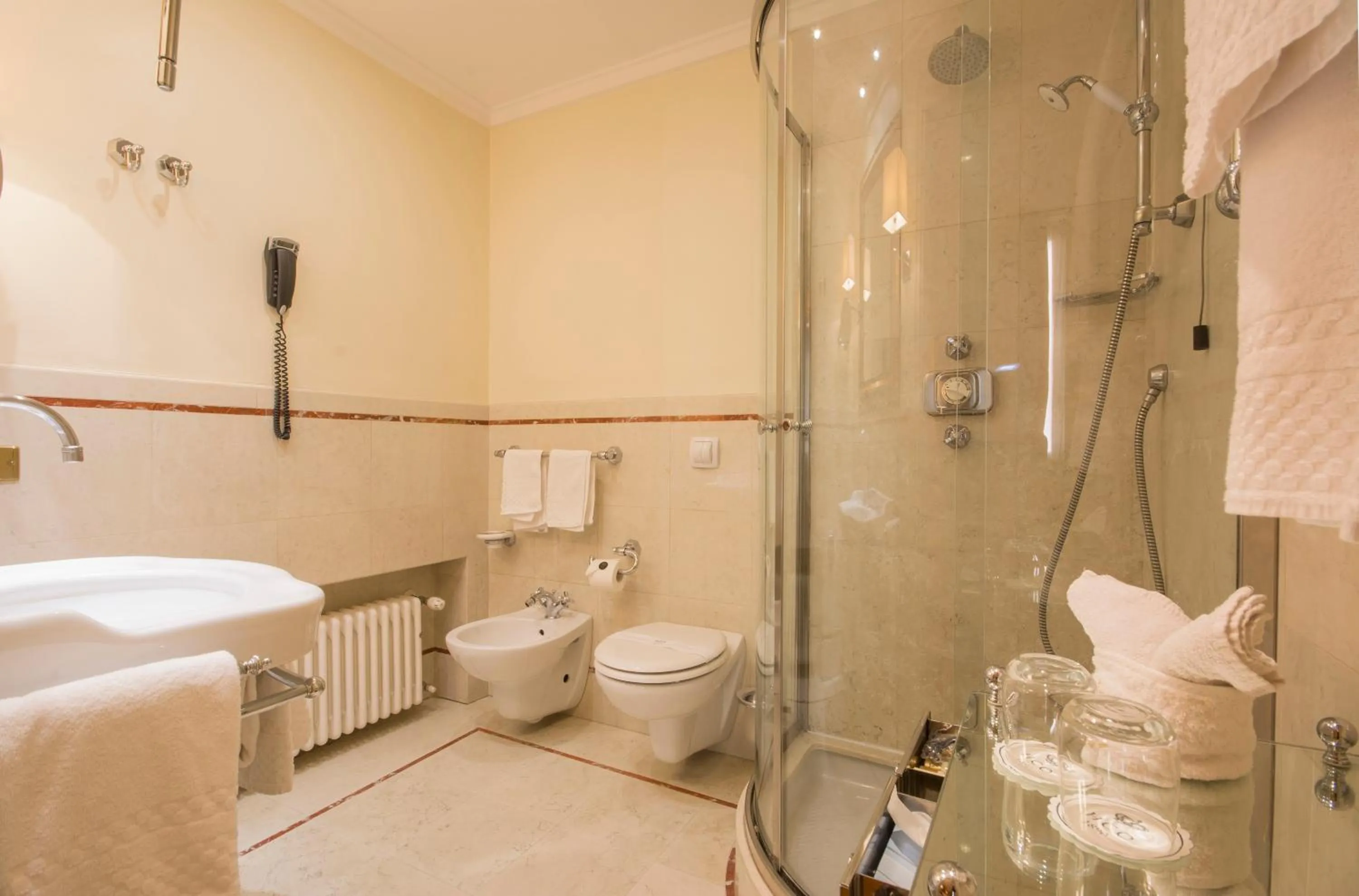 Bathroom in Hotel Corona d'Oro 1890