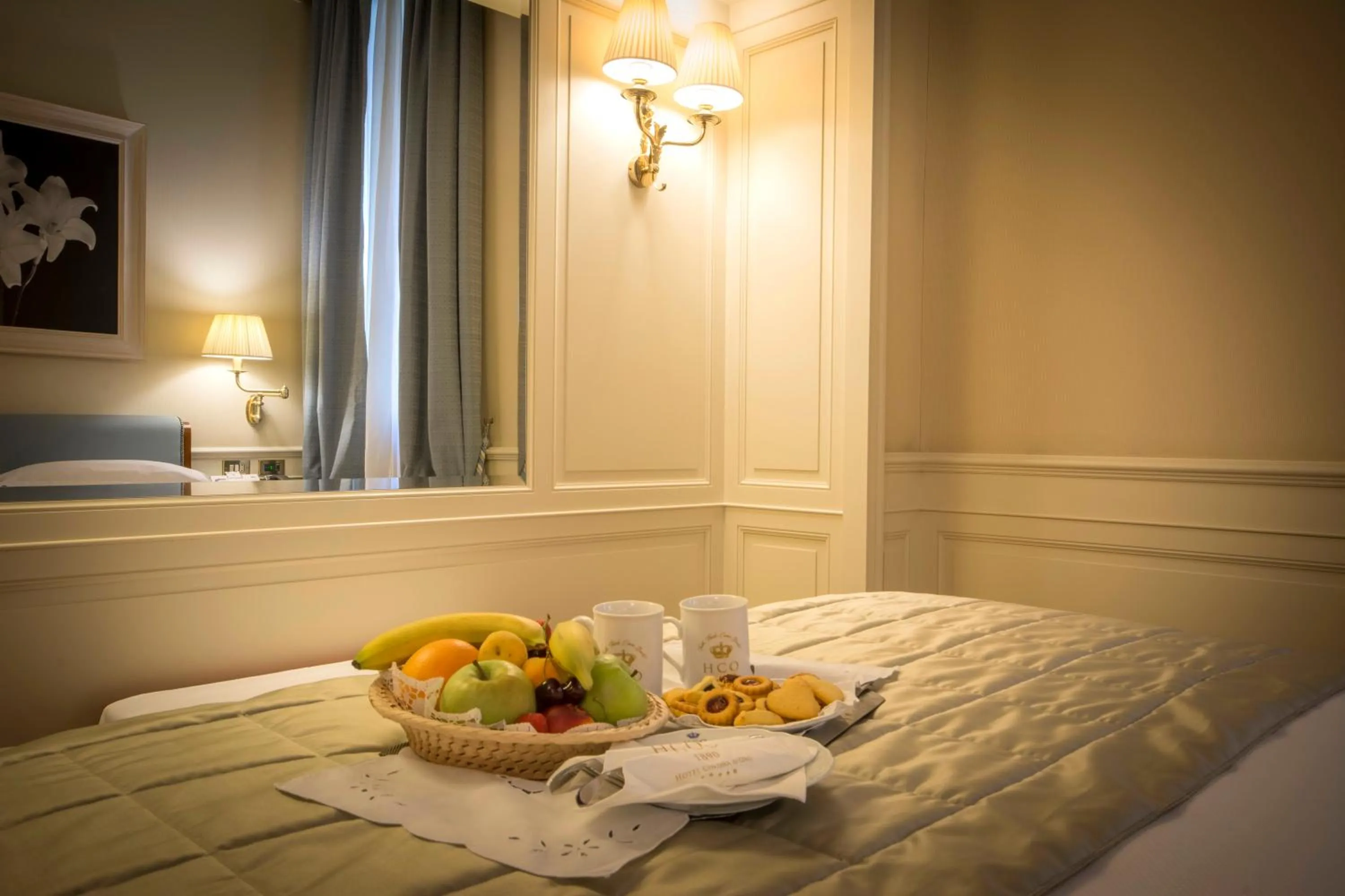 Bedroom, Bed in Hotel Corona d'Oro 1890