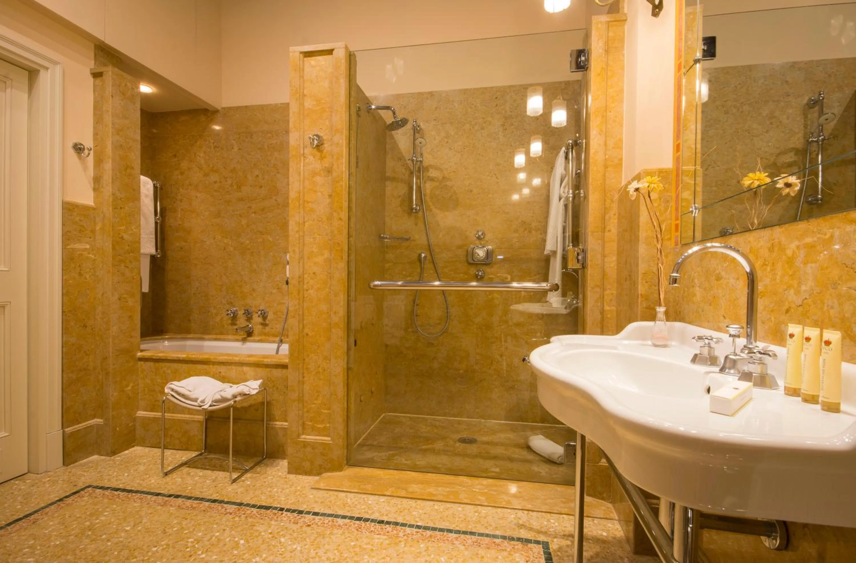 Bathroom in Hotel Corona d'Oro 1890