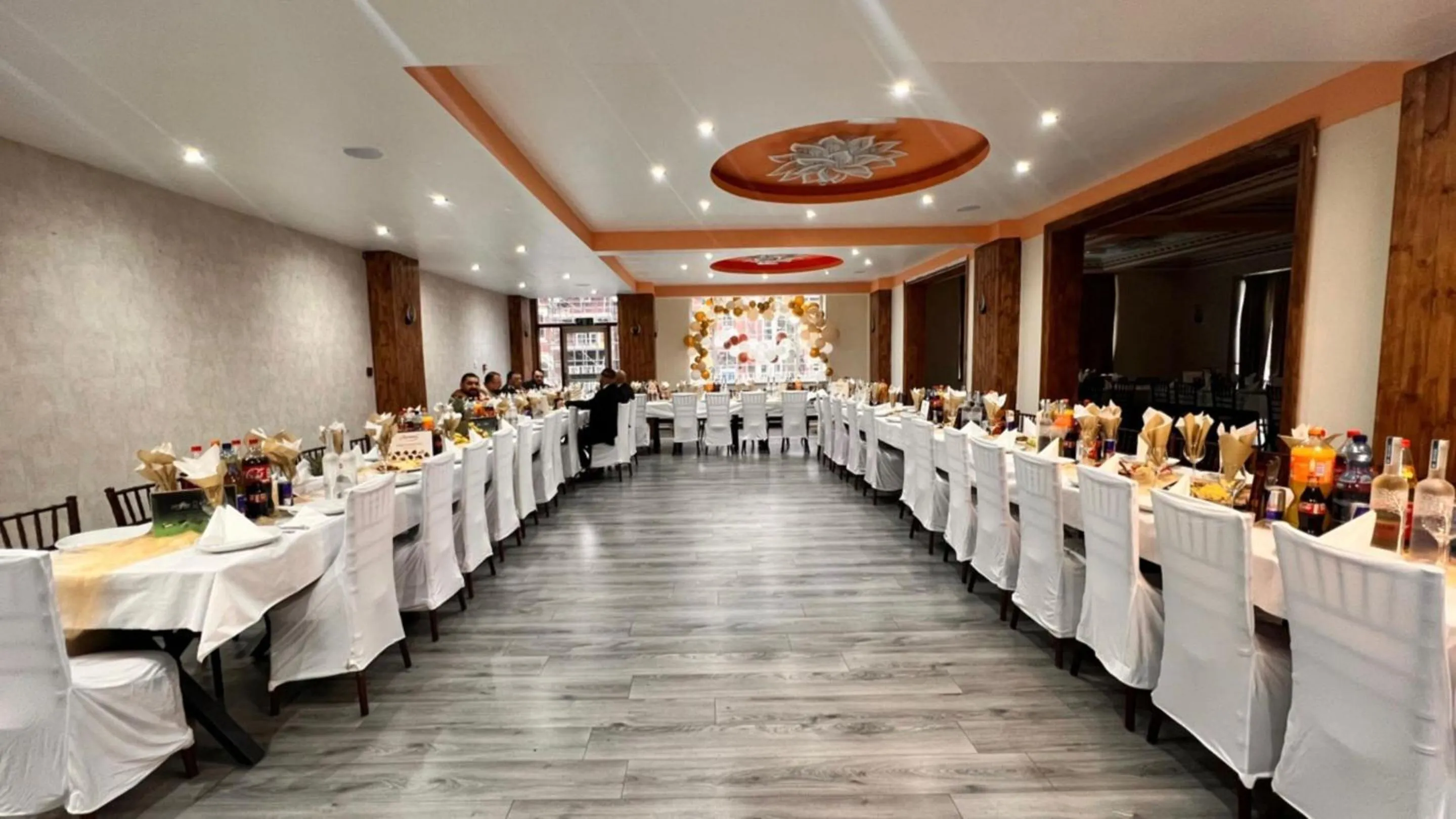 Restaurant/places to eat in White Rose Hotel and Restaurant
