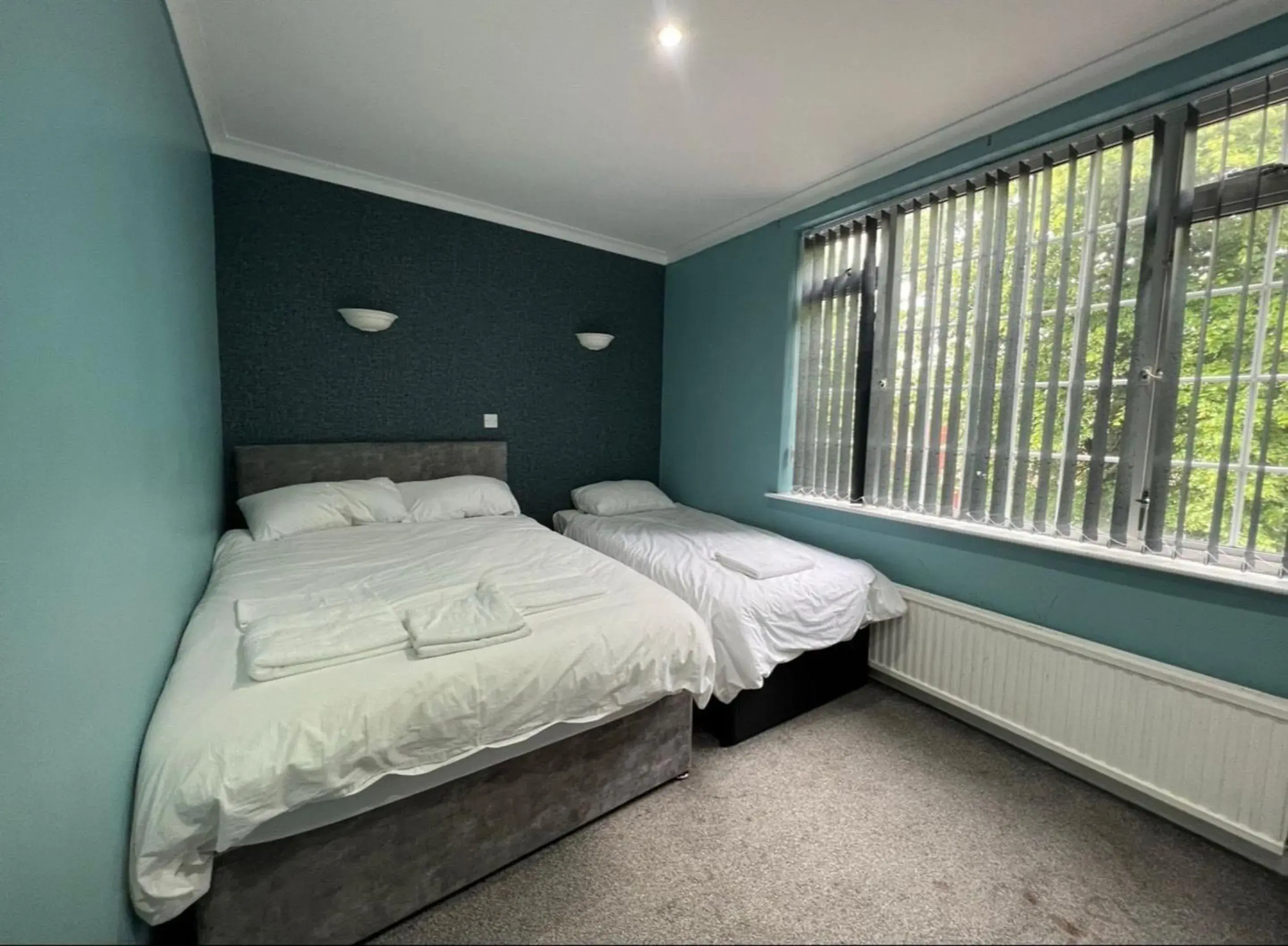 Family Room in White Rose Hotel & Restaurant - Leeds Family Room in White Rose Hotel & Restaurant - Leeds