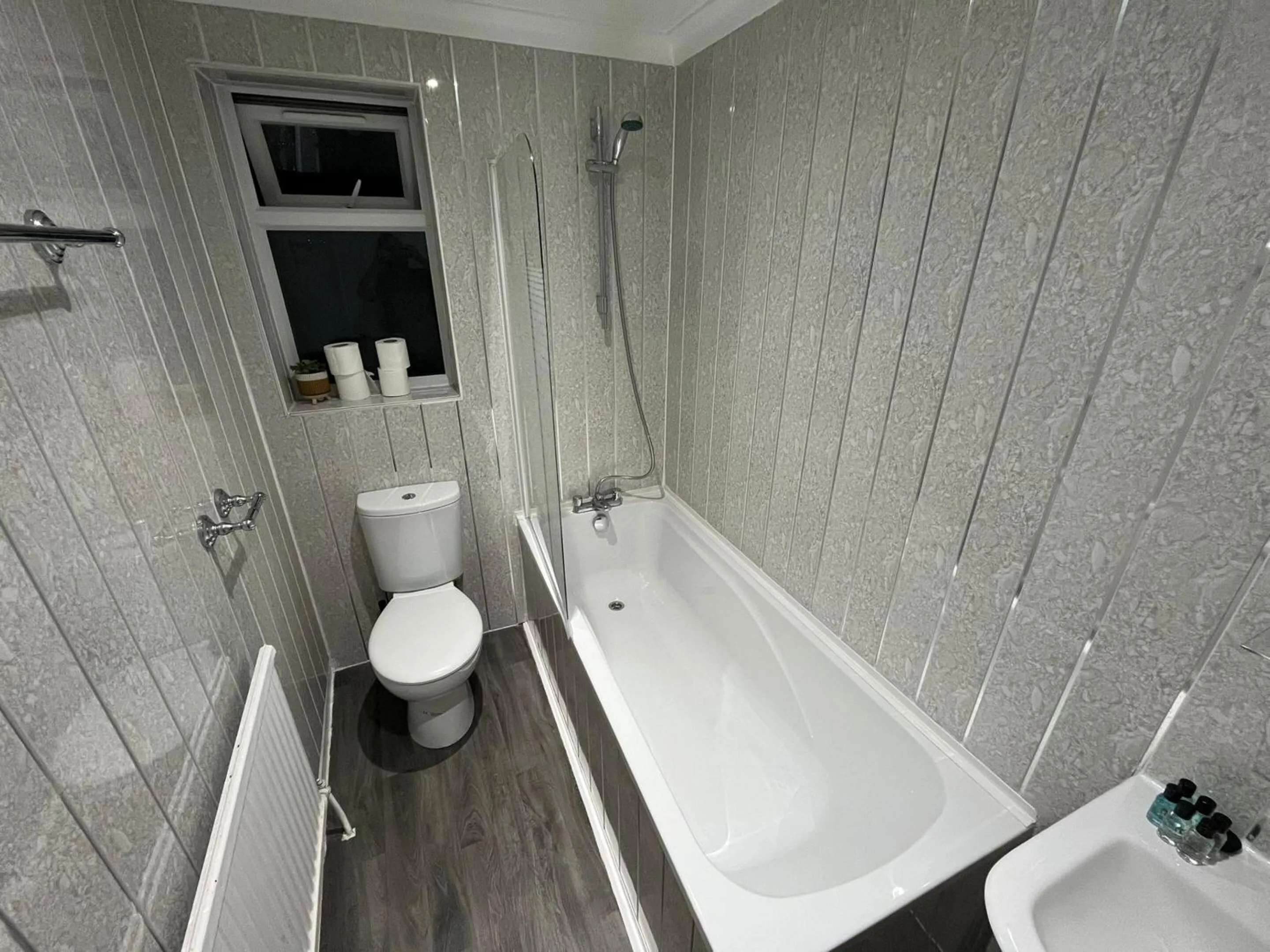 Bathroom in White Rose Hotel and Restaurant