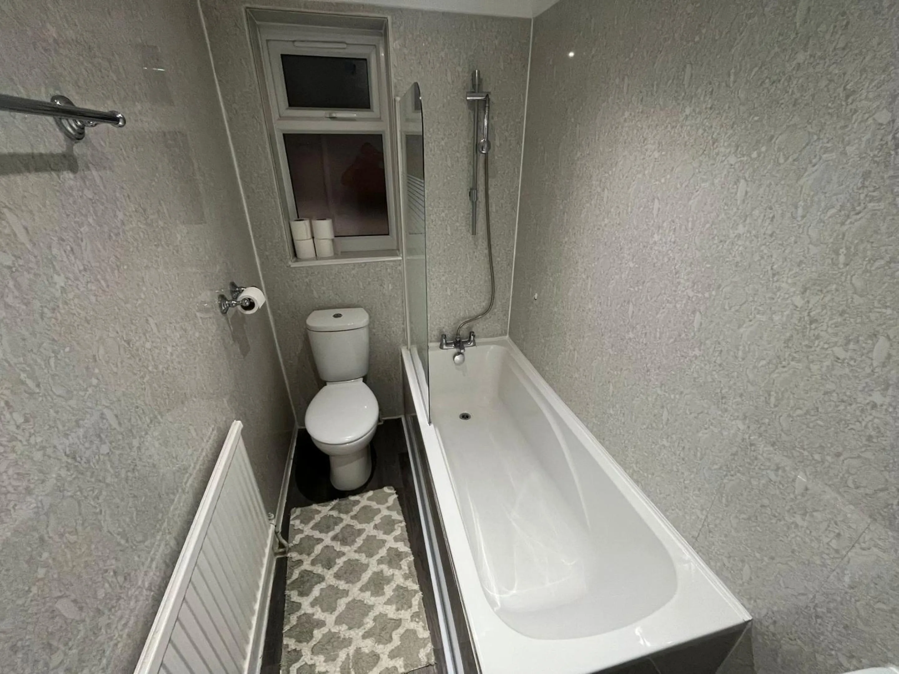 Bathroom in White Rose Hotel and Restaurant