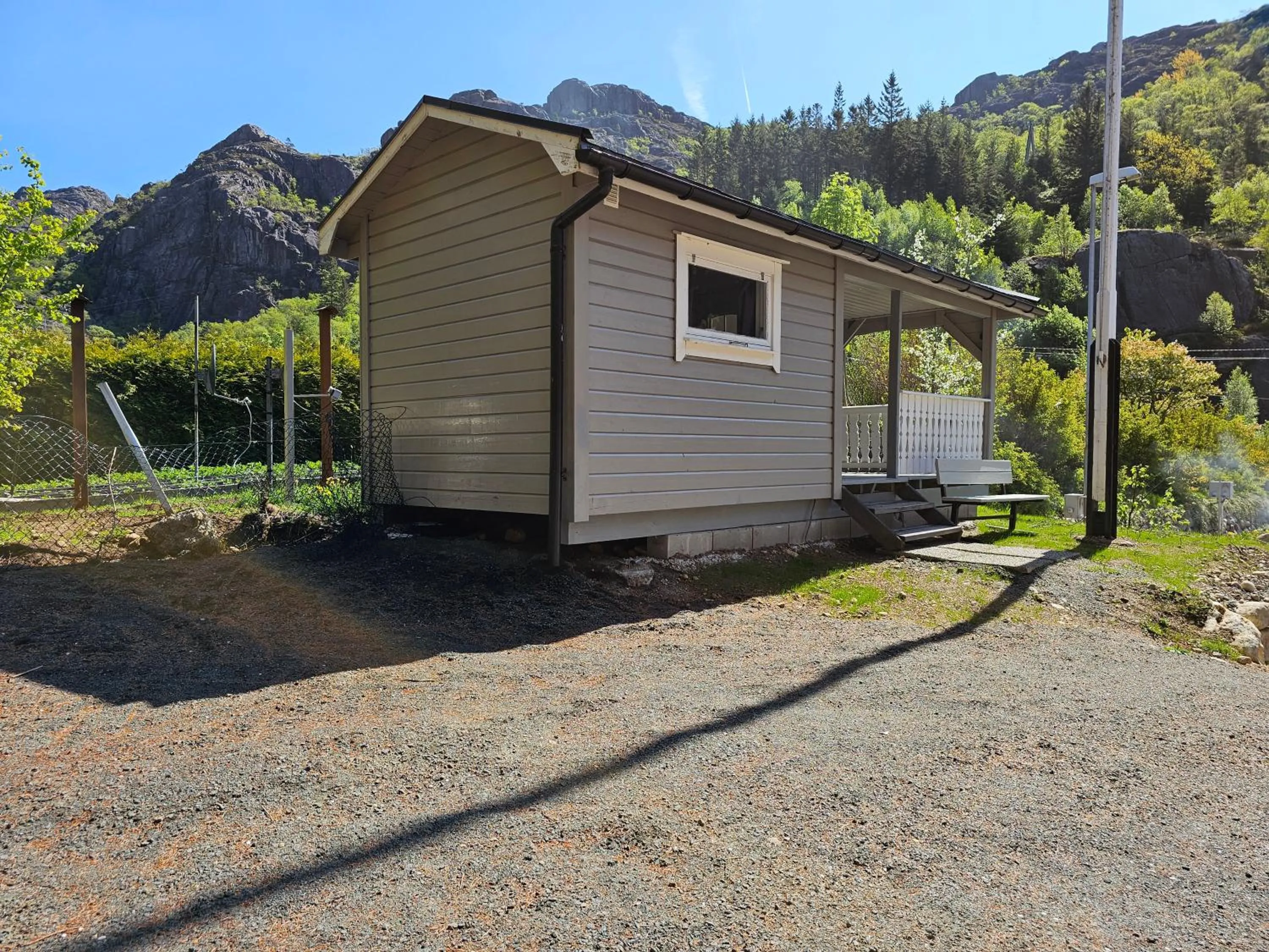 Brufjell Hostel & Parking