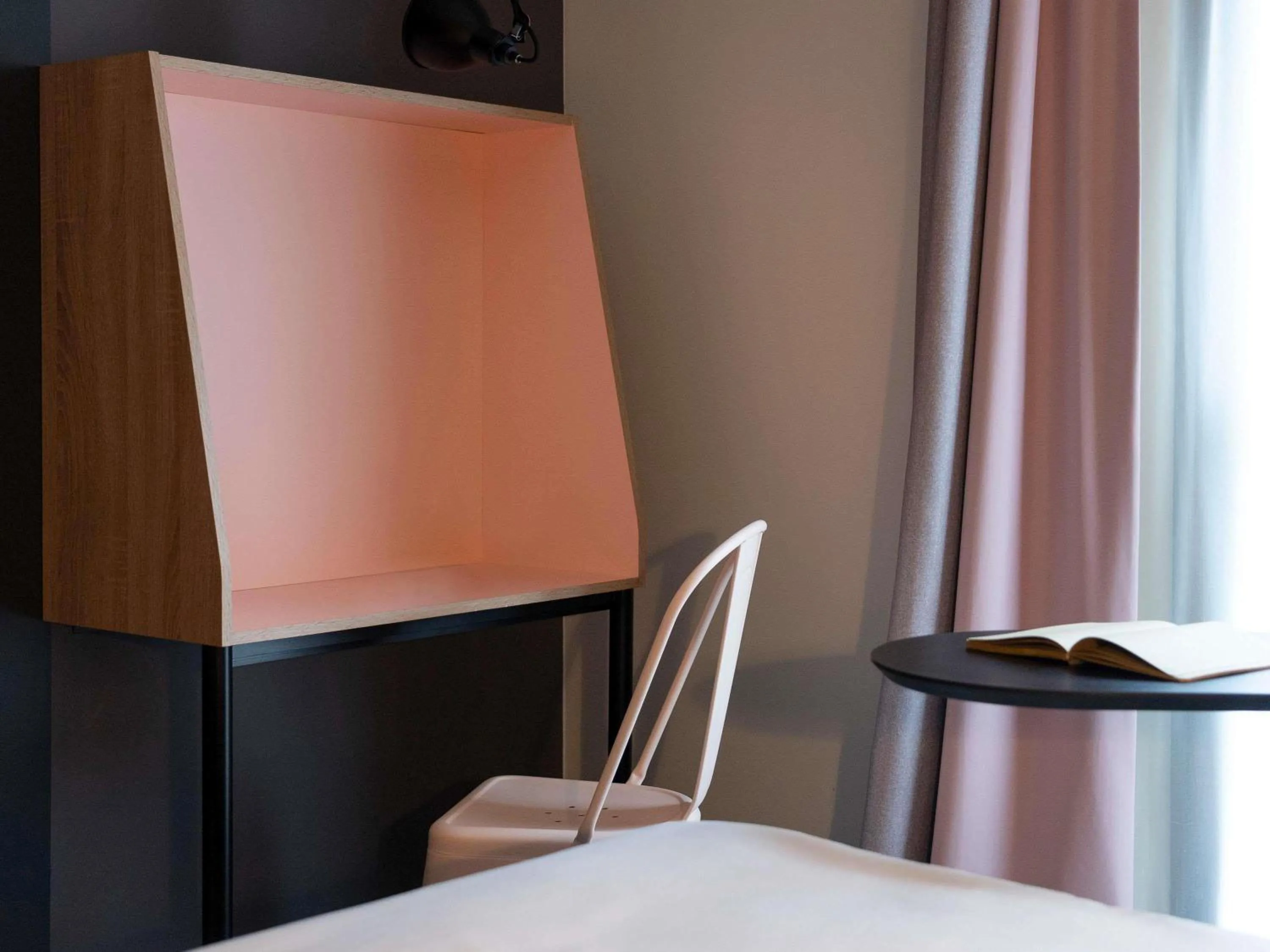 Bedroom, Bed in ibis Styles Dreux Centre Gare