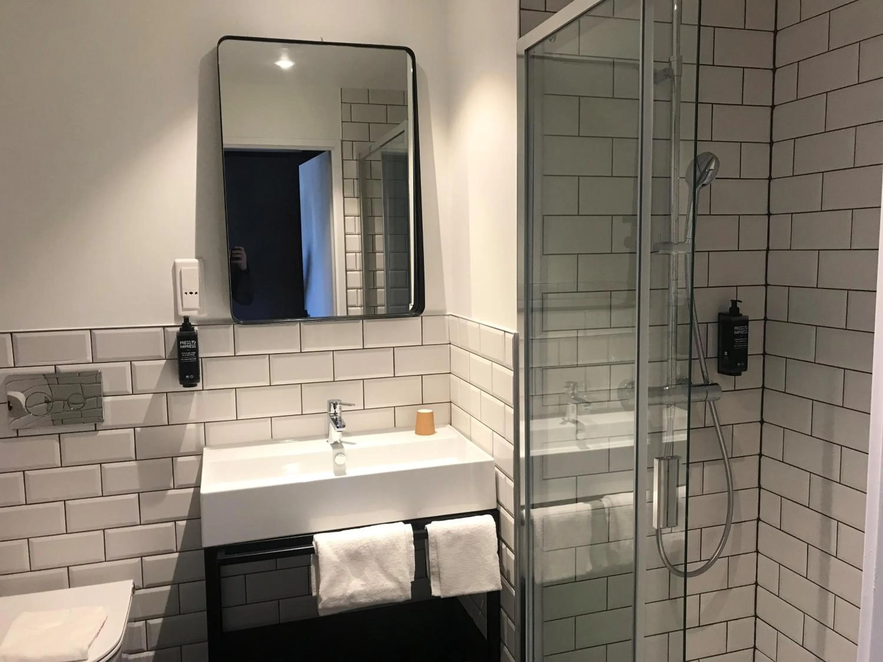 Bathroom in ibis Styles Dreux Centre Gare