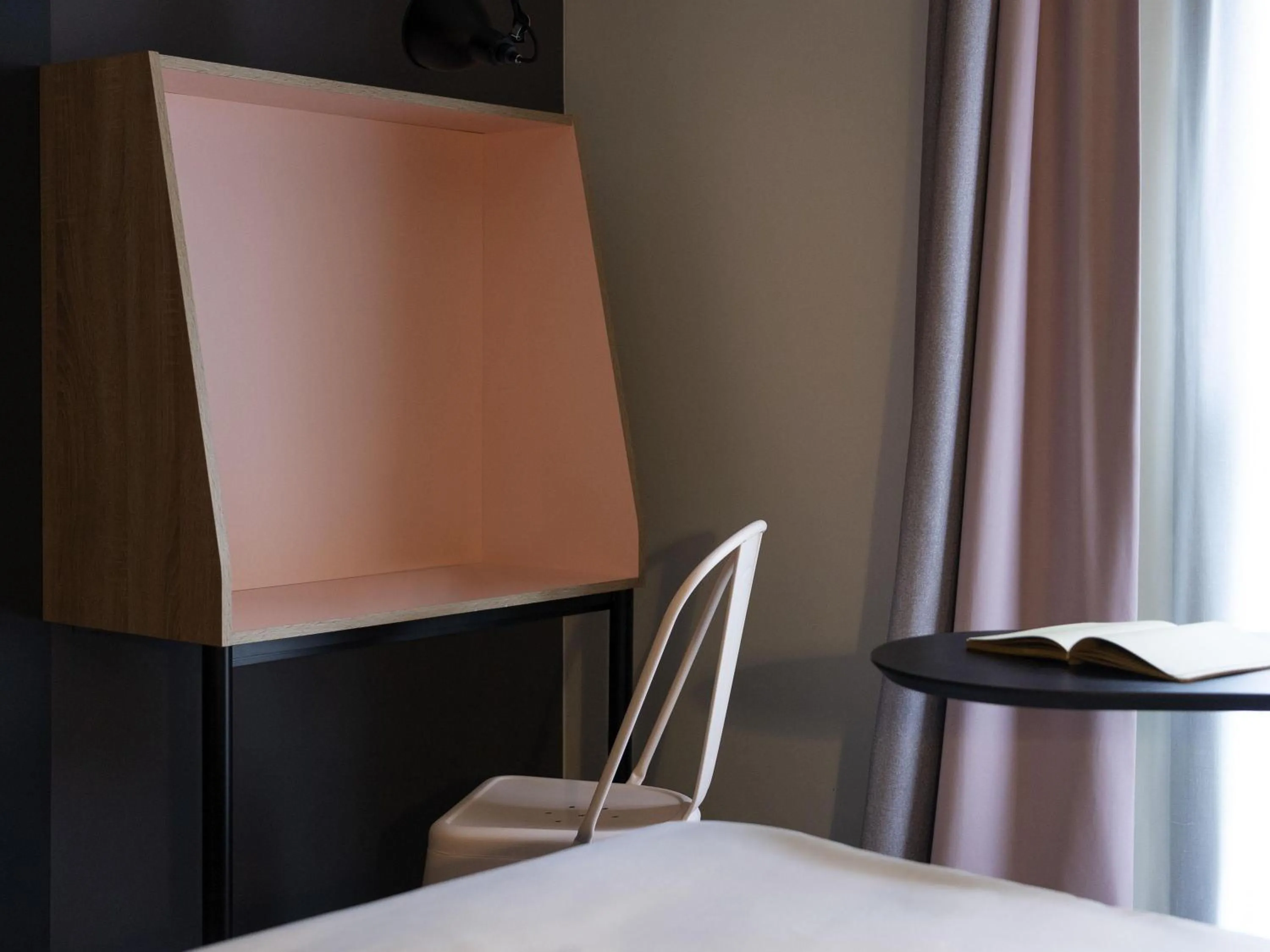 Bedroom, Bed in ibis Styles Dreux Centre Gare