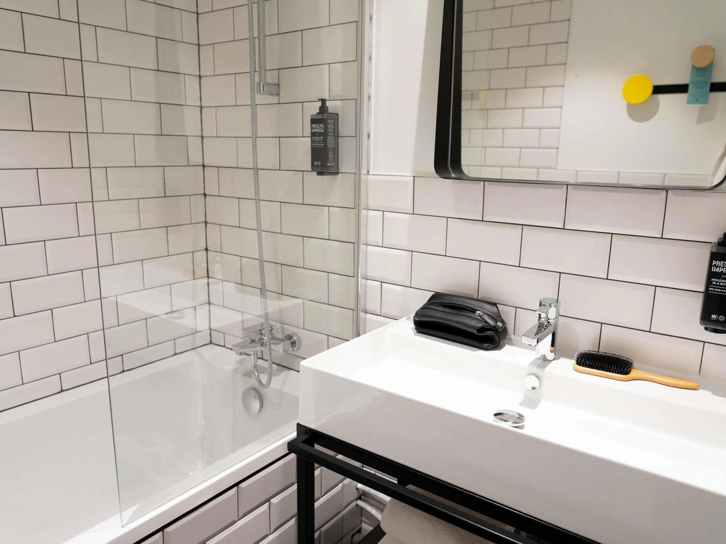 Photo of the whole room in ibis Styles Dreux Centre Gare