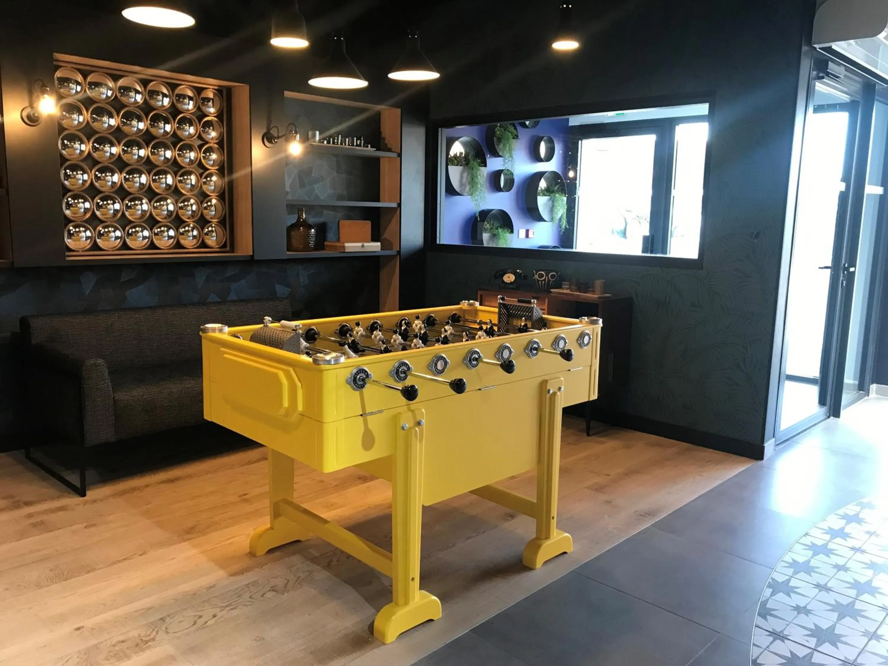 Seating area in ibis Styles Dreux Centre Gare