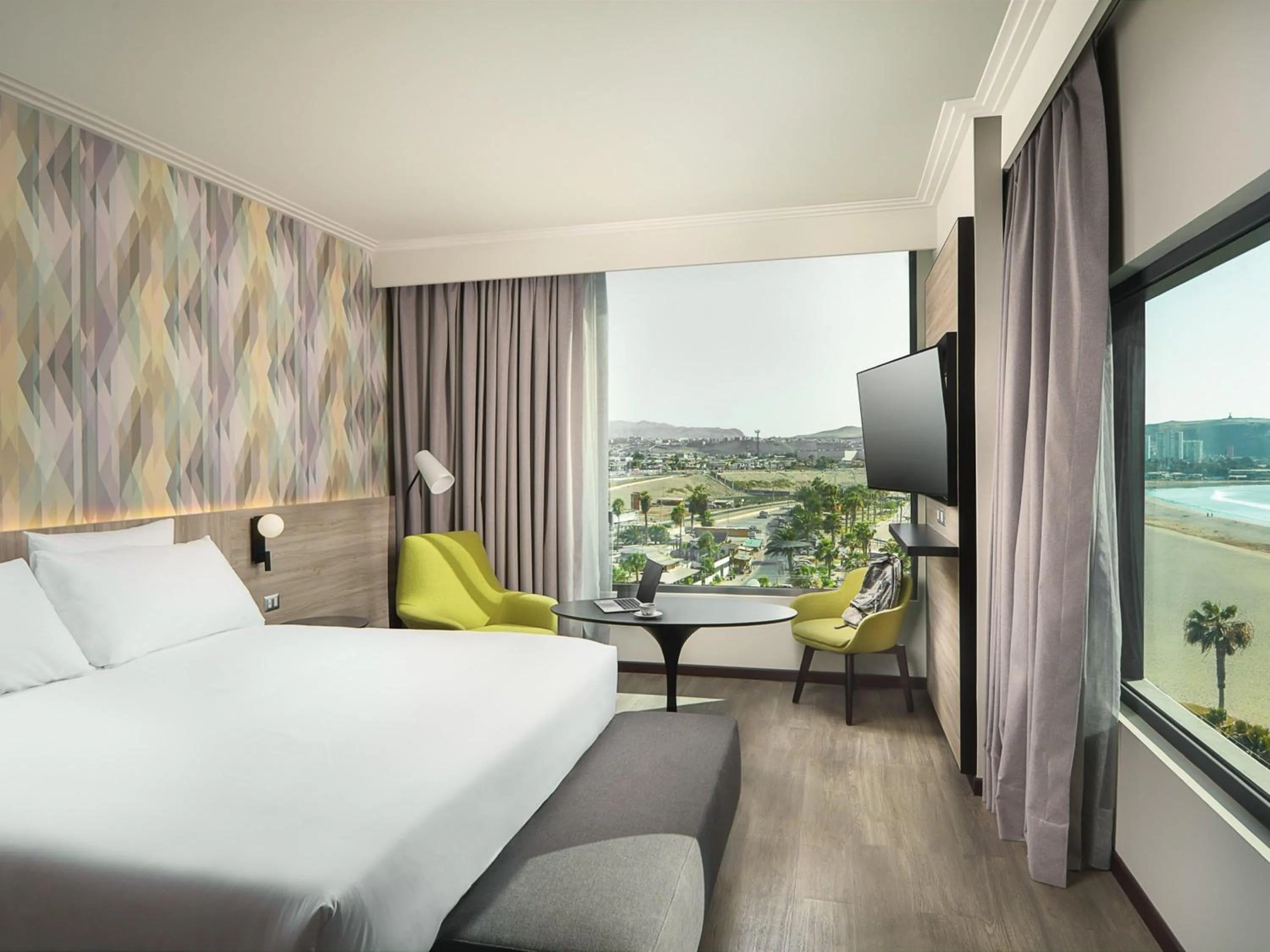 Bedroom, Bed in Novotel Arica