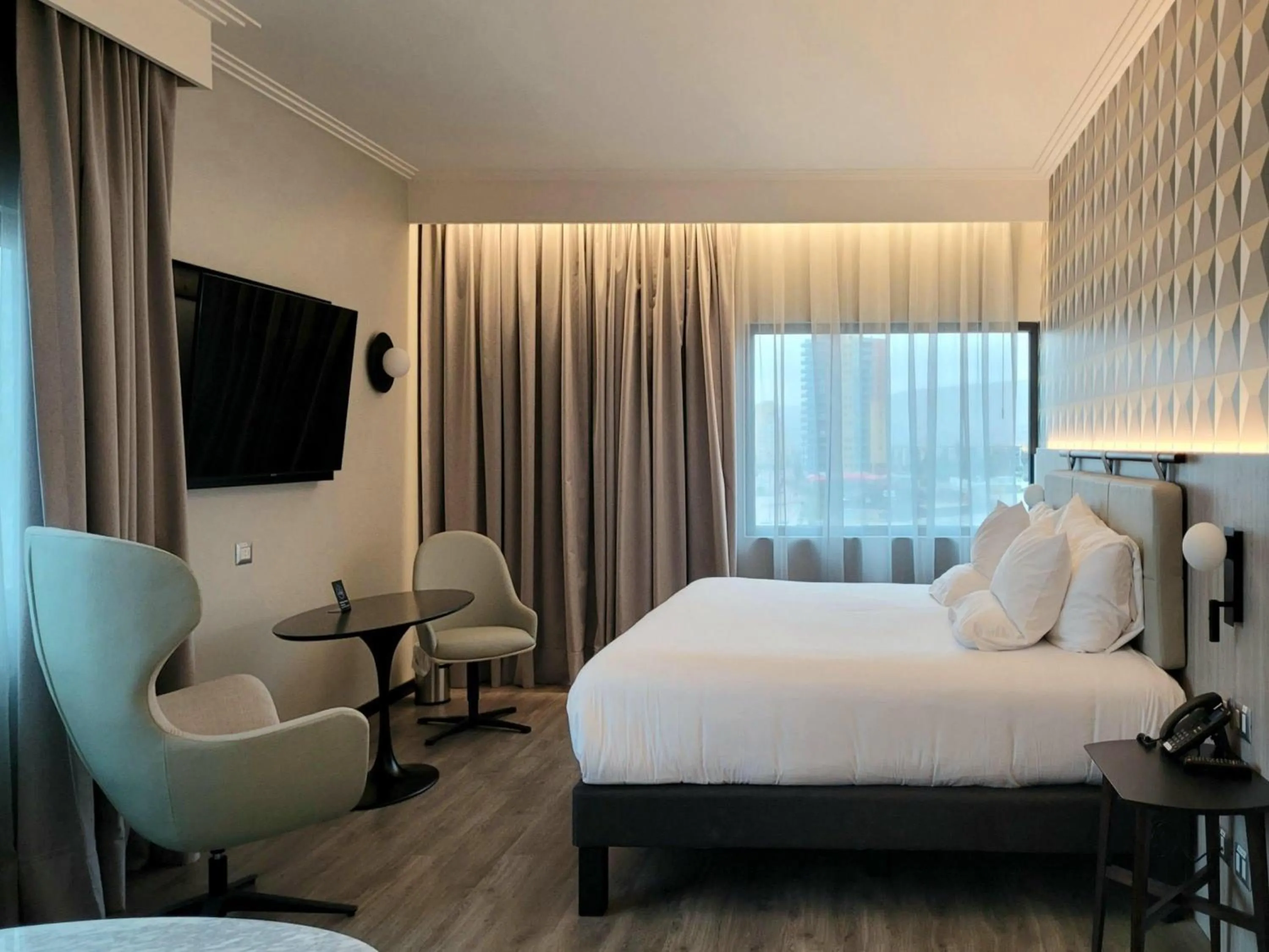 Bedroom, Bed in Novotel Arica