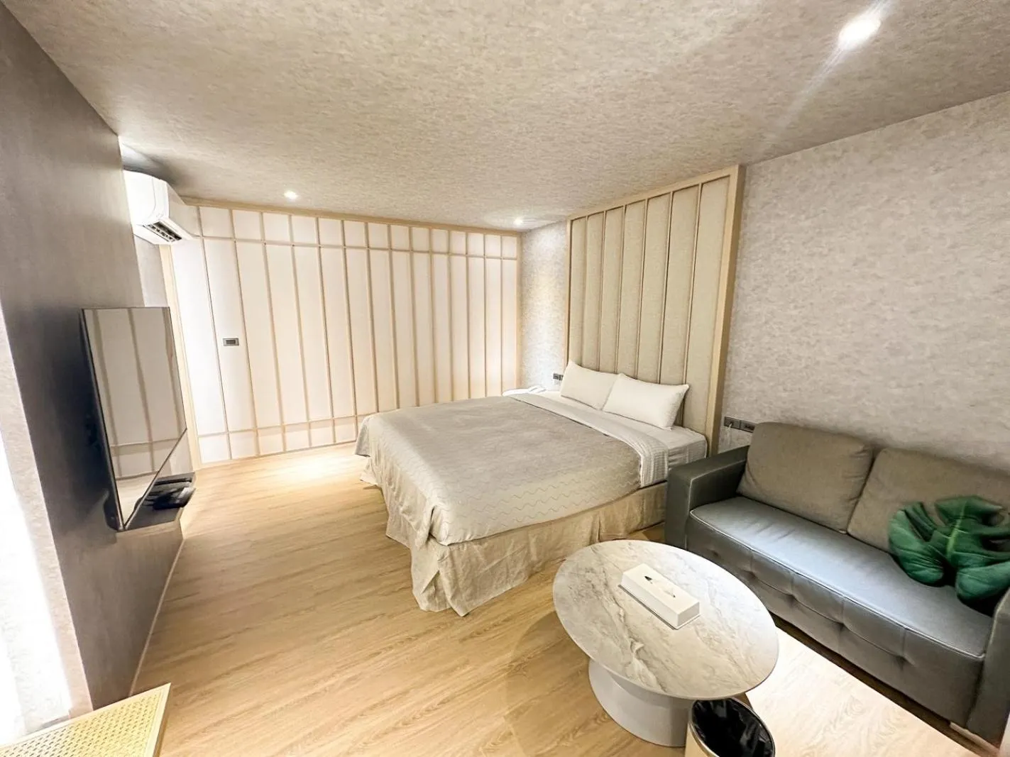 Bed in Fair Tale Motel - Sea