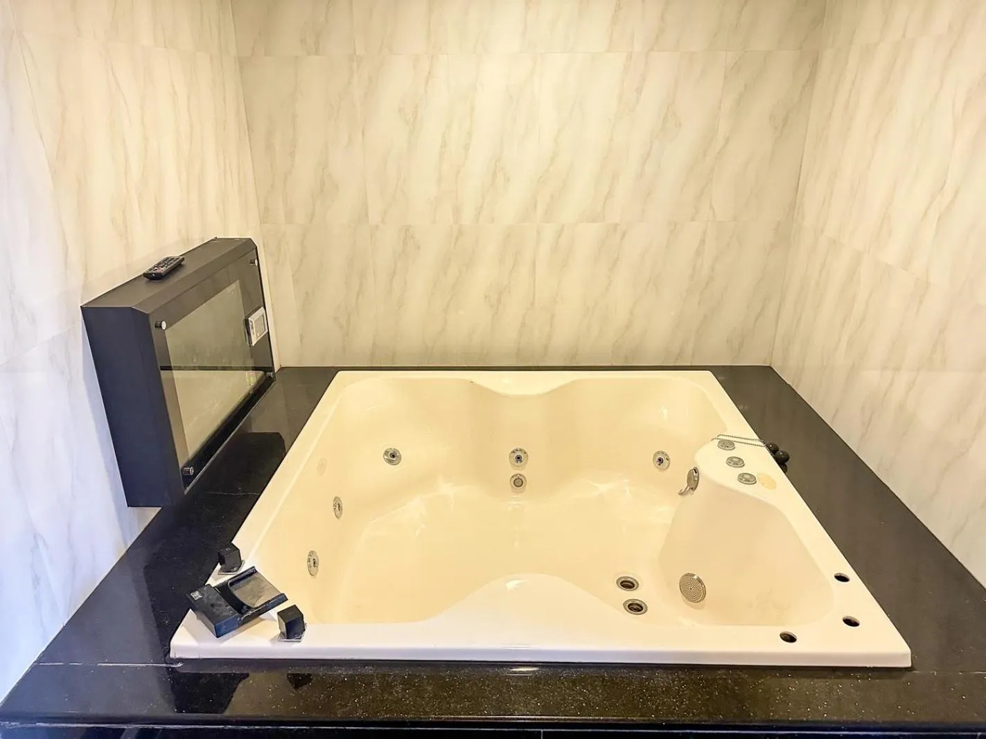 Bathroom in Fair Tale Motel - Sea