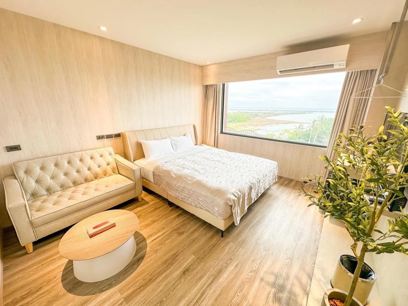 Bed in Fair Tale Motel - Sea