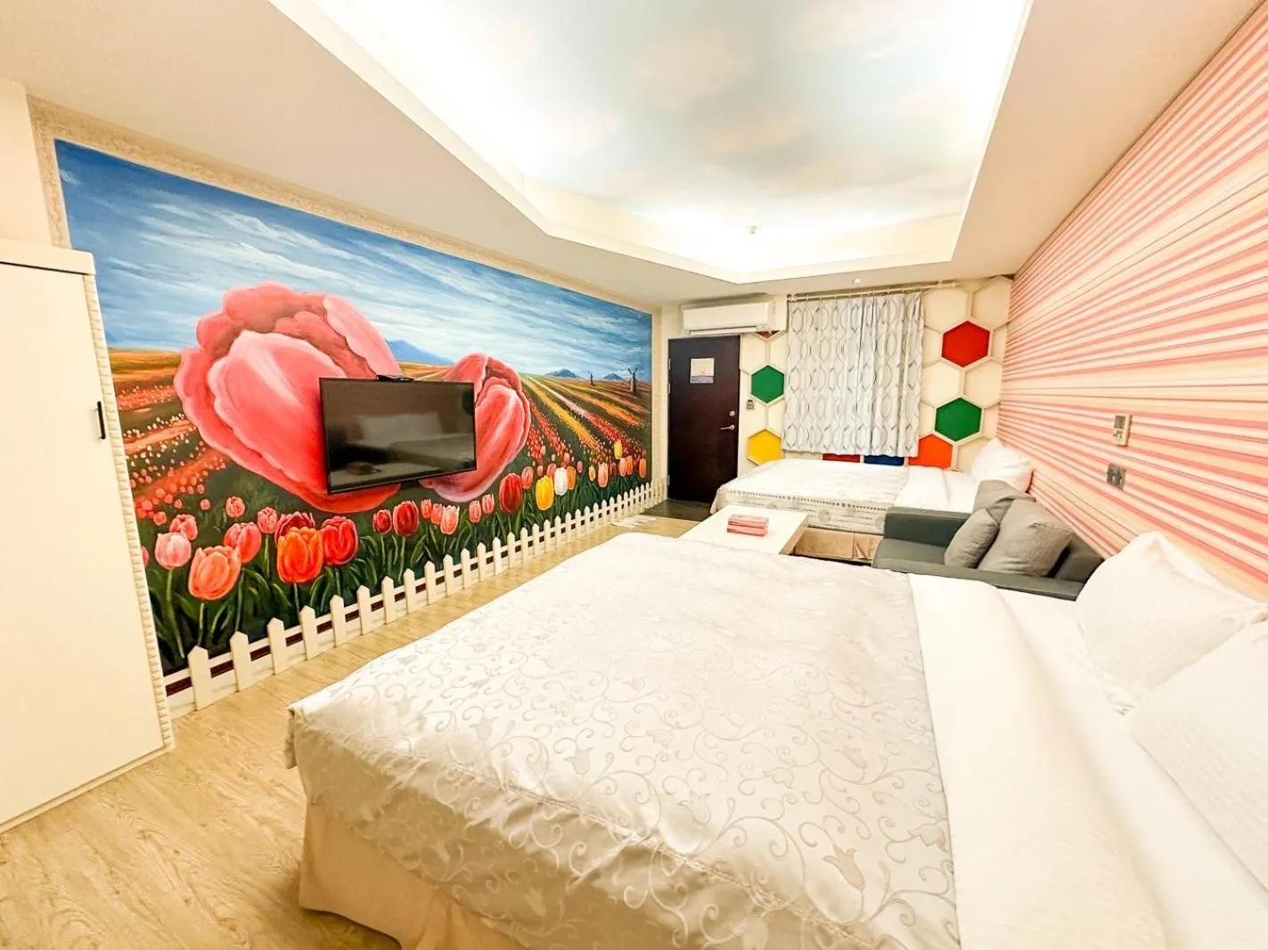 Bed in Fair Tale Motel - Sea