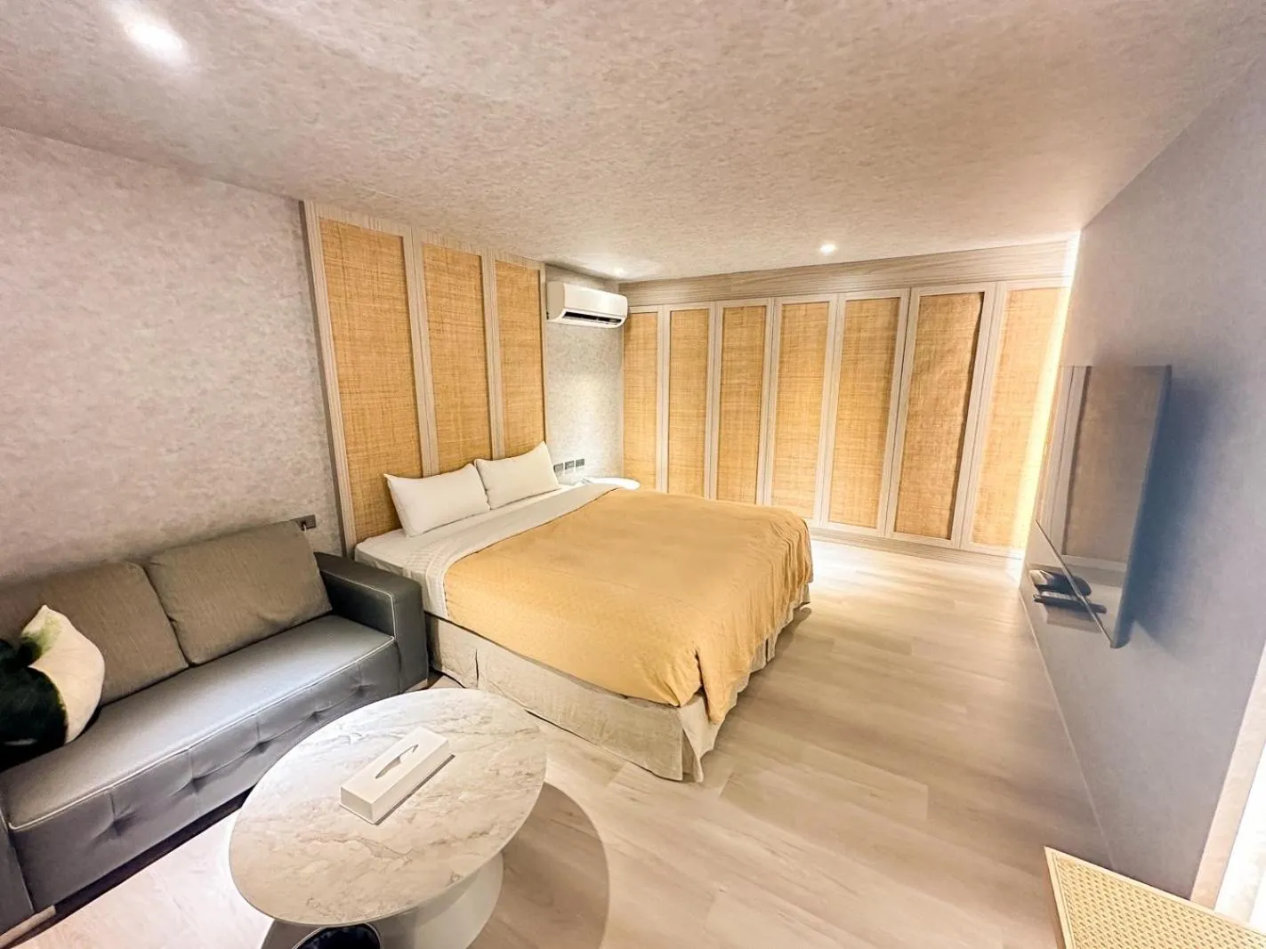 Bed in Fair Tale Motel - Sea