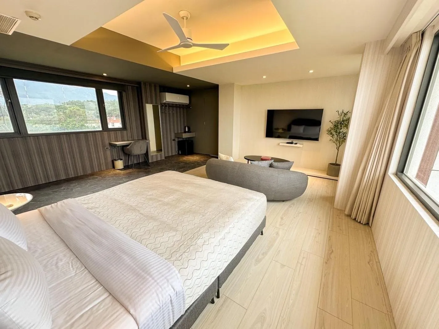 Bed in Fair Tale Motel - Sea