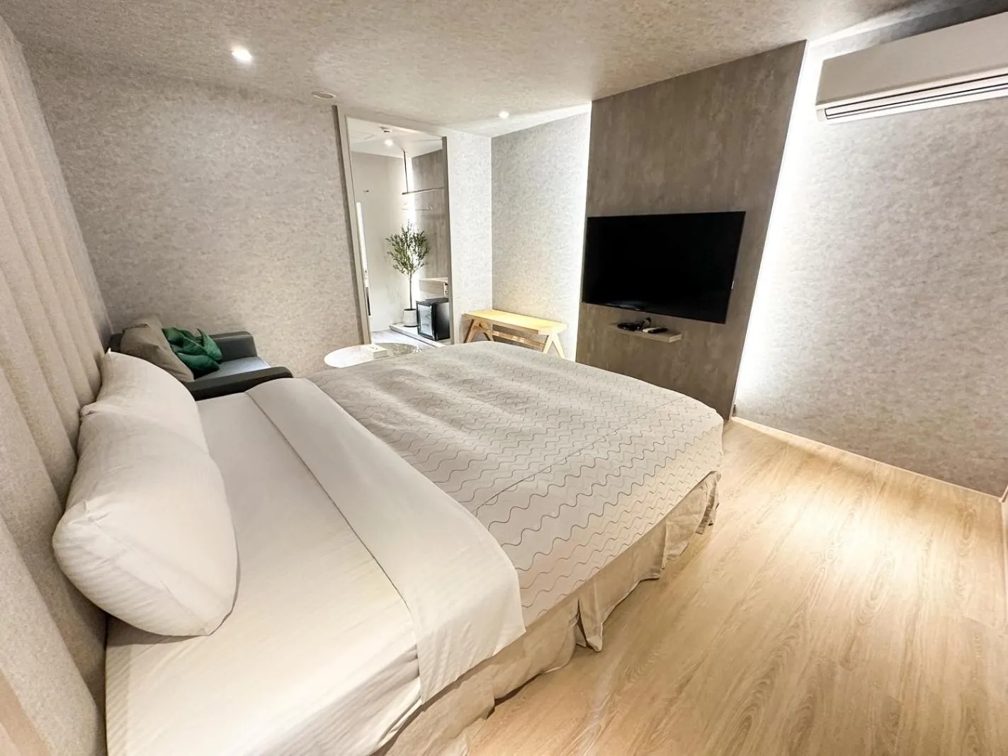 Bed in Fair Tale Motel - Sea