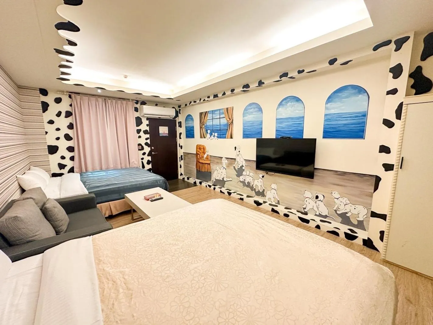 Bed in Fair Tale Motel - Sea