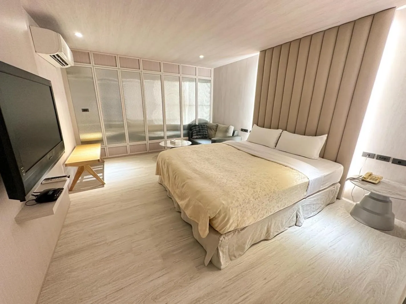 Bed in Fair Tale Motel - Sea