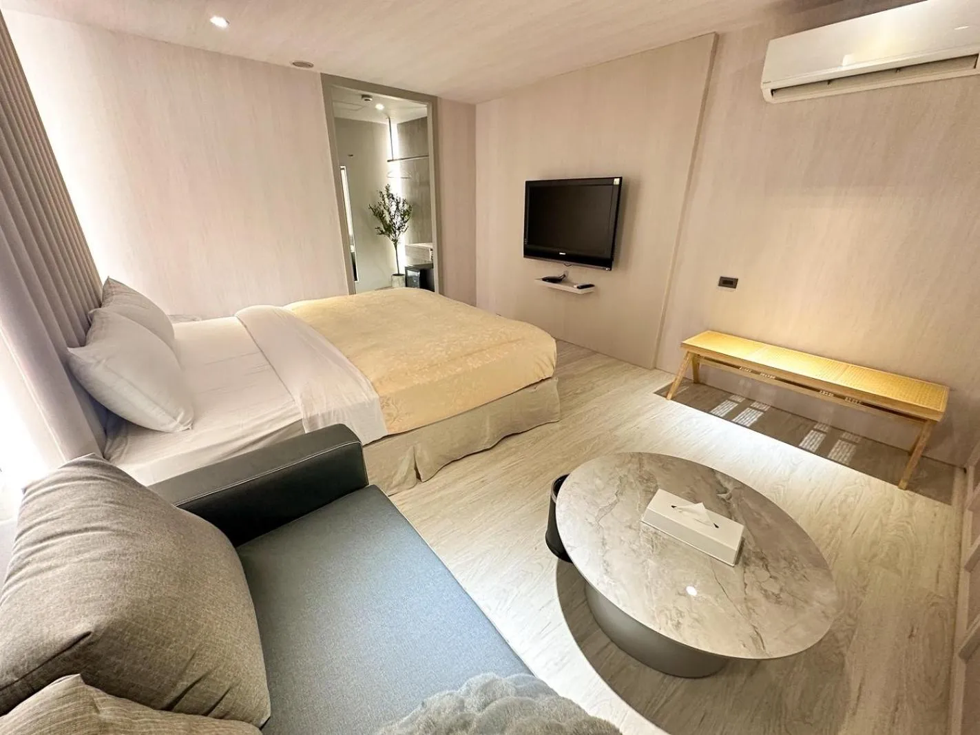 Bed in Fair Tale Motel - Sea