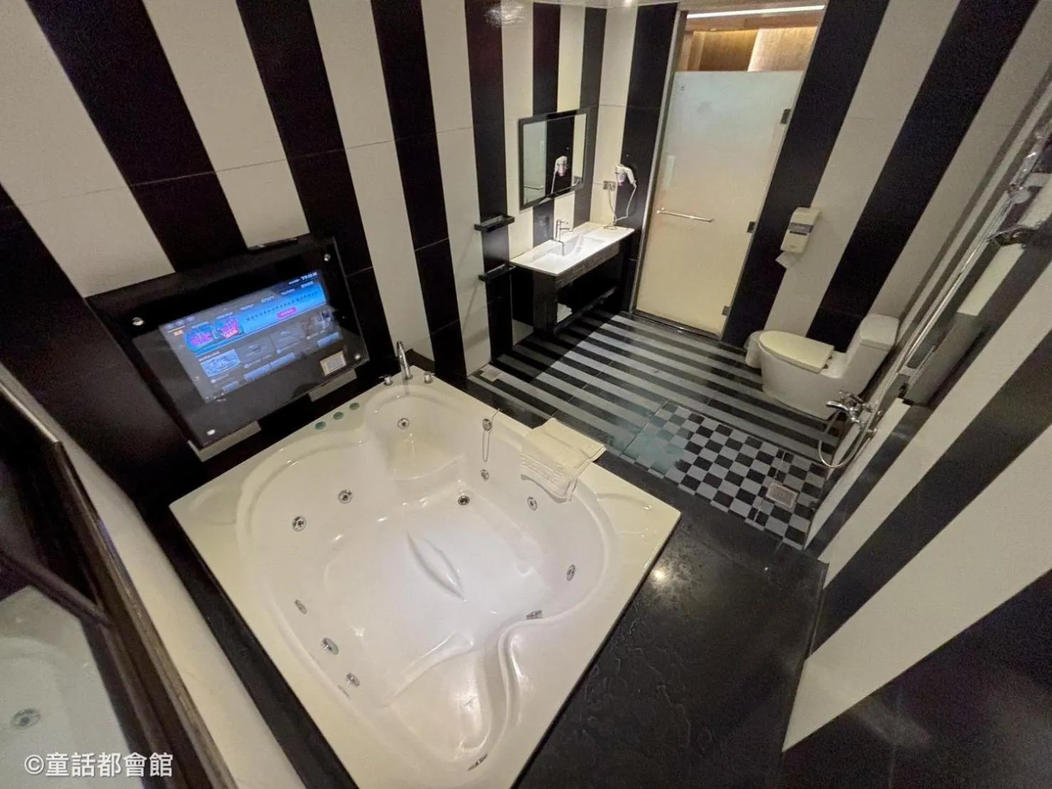 Bathroom, Bed in Fairy Tale City Motel