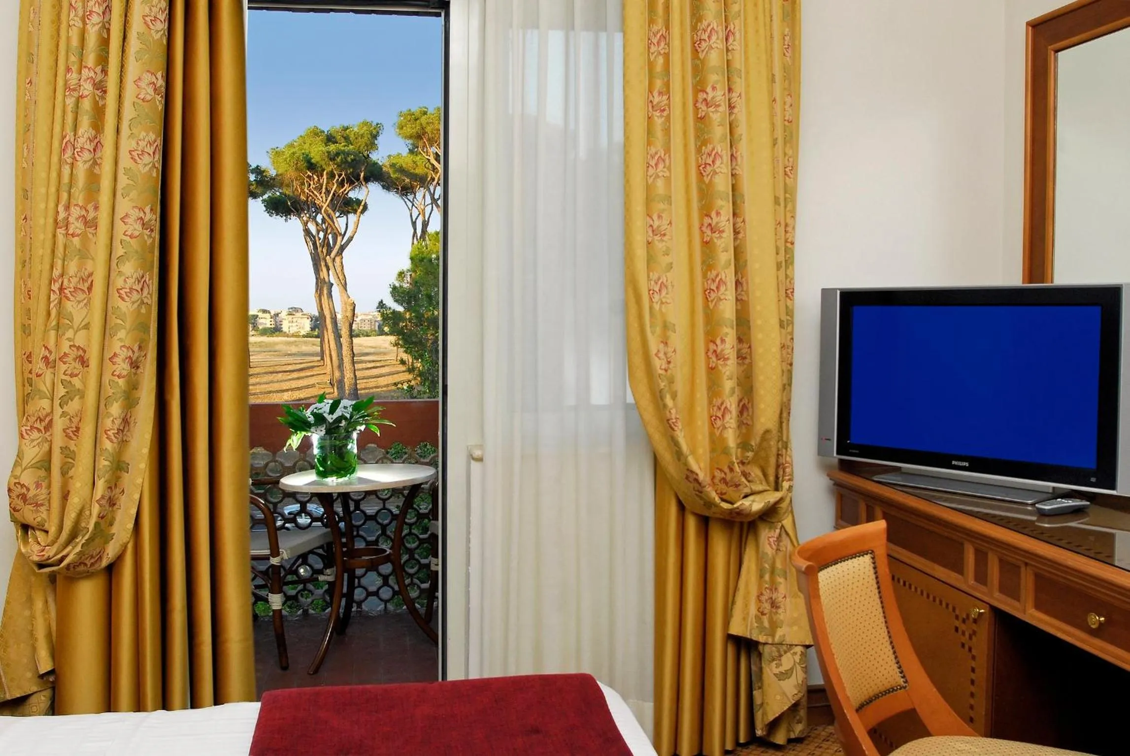 TV and multimedia in Pinewood Hotel Rome