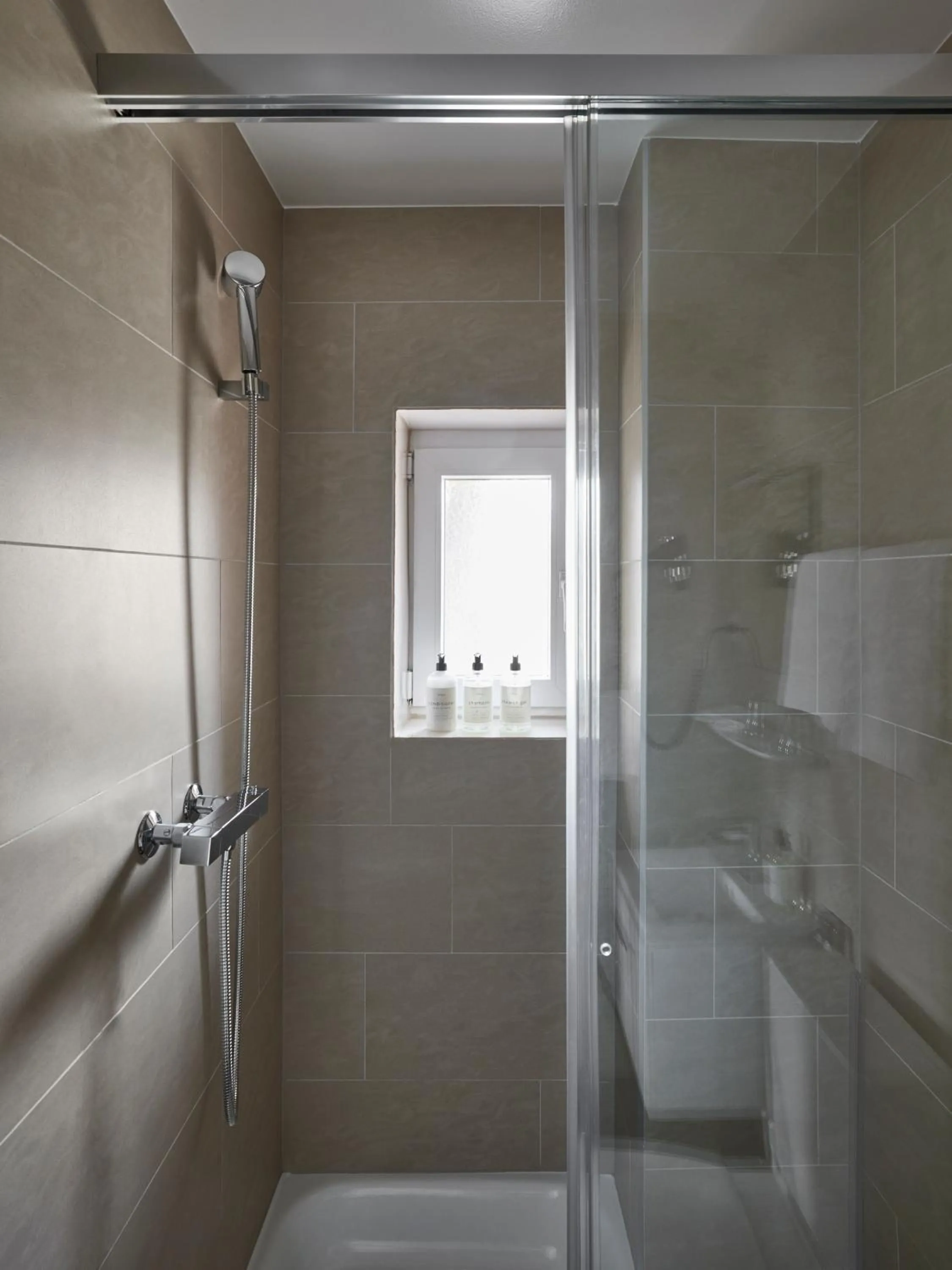 Shower in Base Lausanne